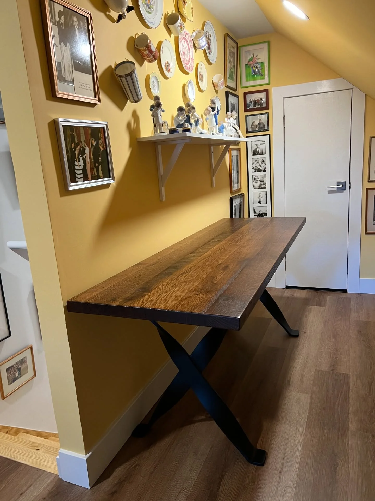 Delivered yesterday &mdash; and this one was all about contrast and character.

Reclaimed oak for the top.
Wood with history, texture, and a story already built in.
Paired with twisted steel legs, powder coated for durability and a clean, modern edge