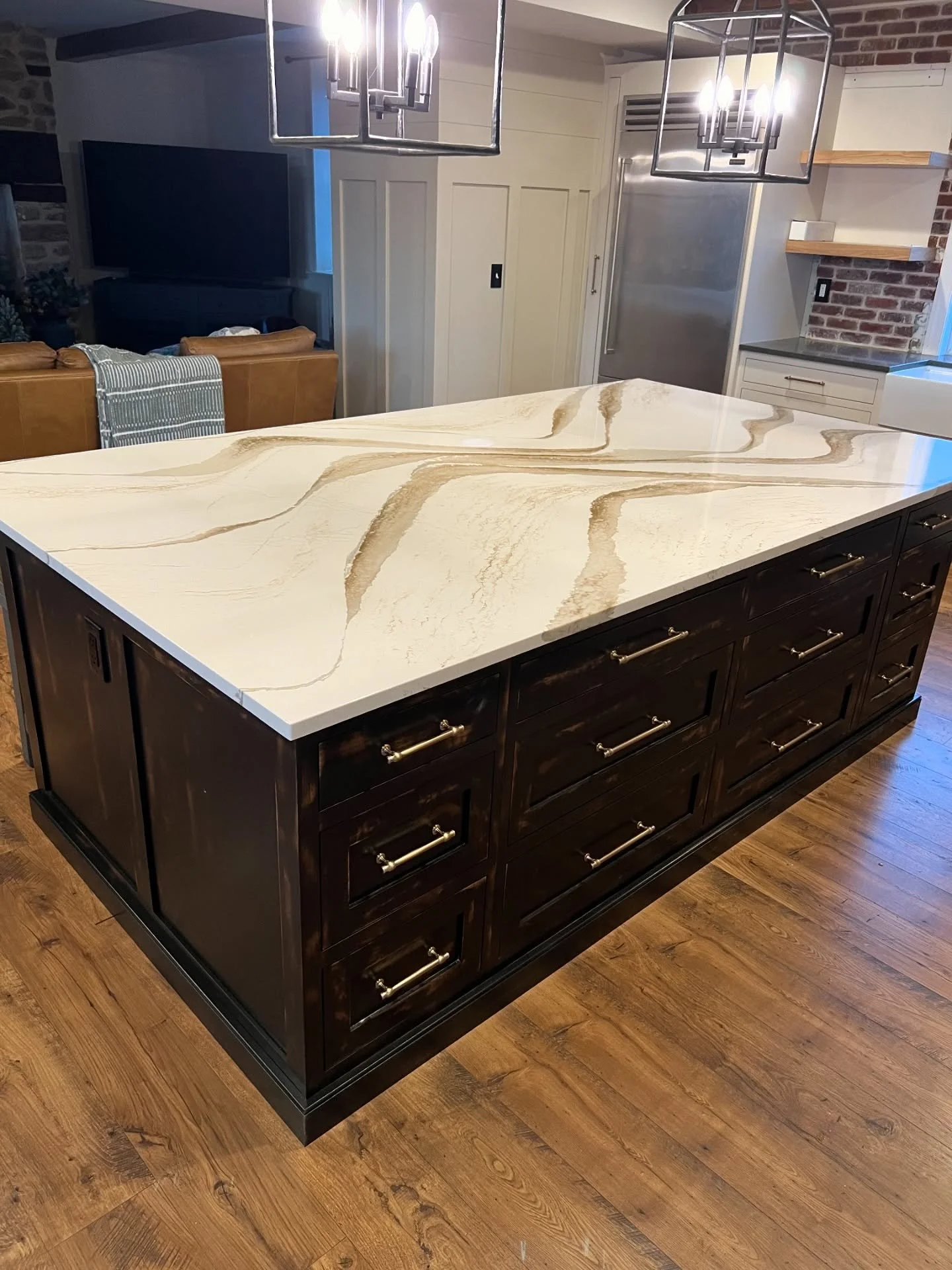 I don&rsquo;t know how else to explain it except&hellip; I could hear the angels singing.

Brittanica Gold Cambria Quartz.
Black rubbed maple cabinets.
Gold pulls that somehow made everything click into place.

It wasn&rsquo;t about picking the &lsqu