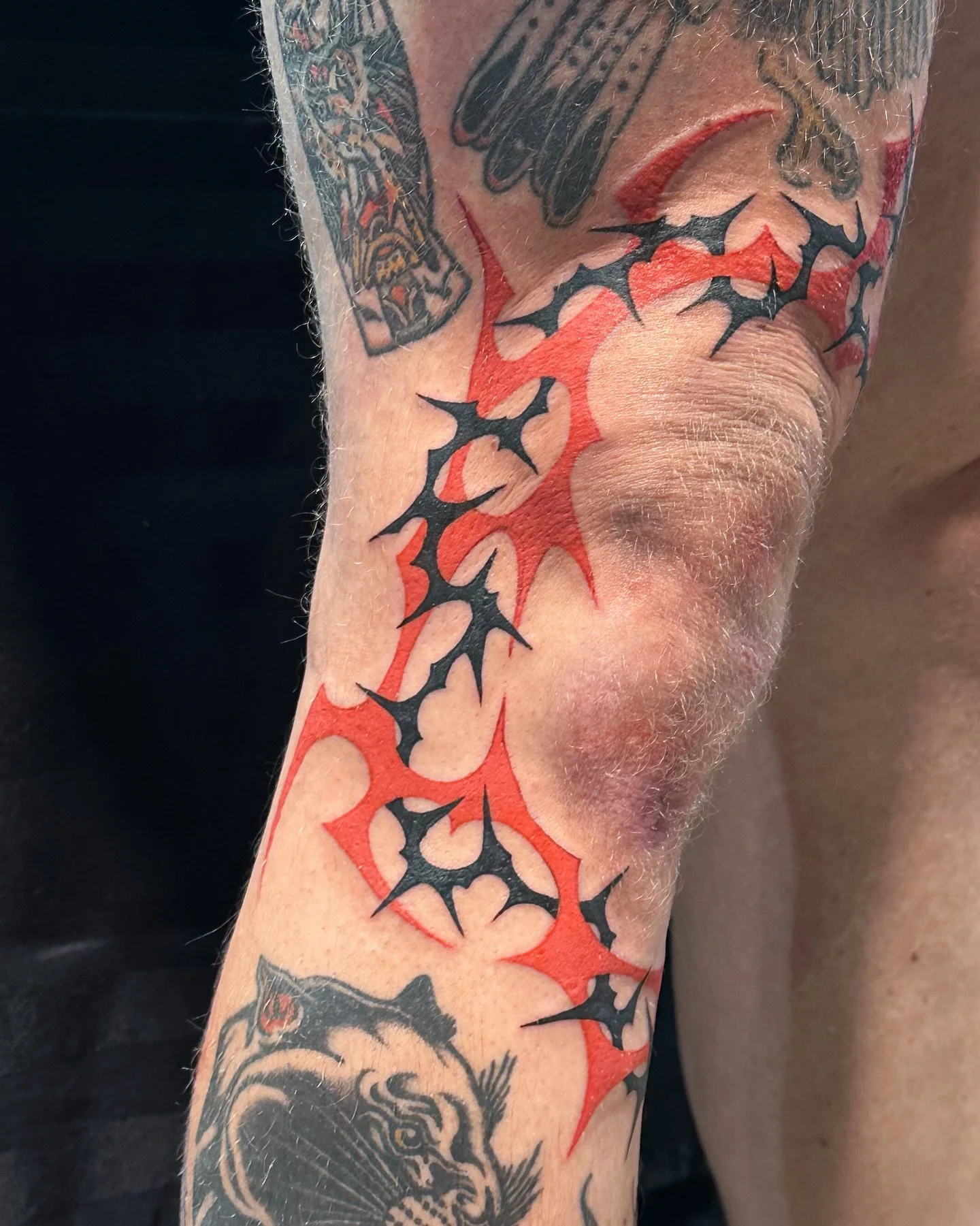 freehand interlocking spikes &amp; thorns 🥀 this was such a fun custom idea, thank you sm!! always love working with freehand and red ink :&rsquo;) done @albertatattooshows 
𝗕𝗢𝗢𝗞𝗜𝗡𝗚 ✧ Toronto [Nov &amp; Dec] 
&bull;
&bull;
&bull;
&bull;
&bull