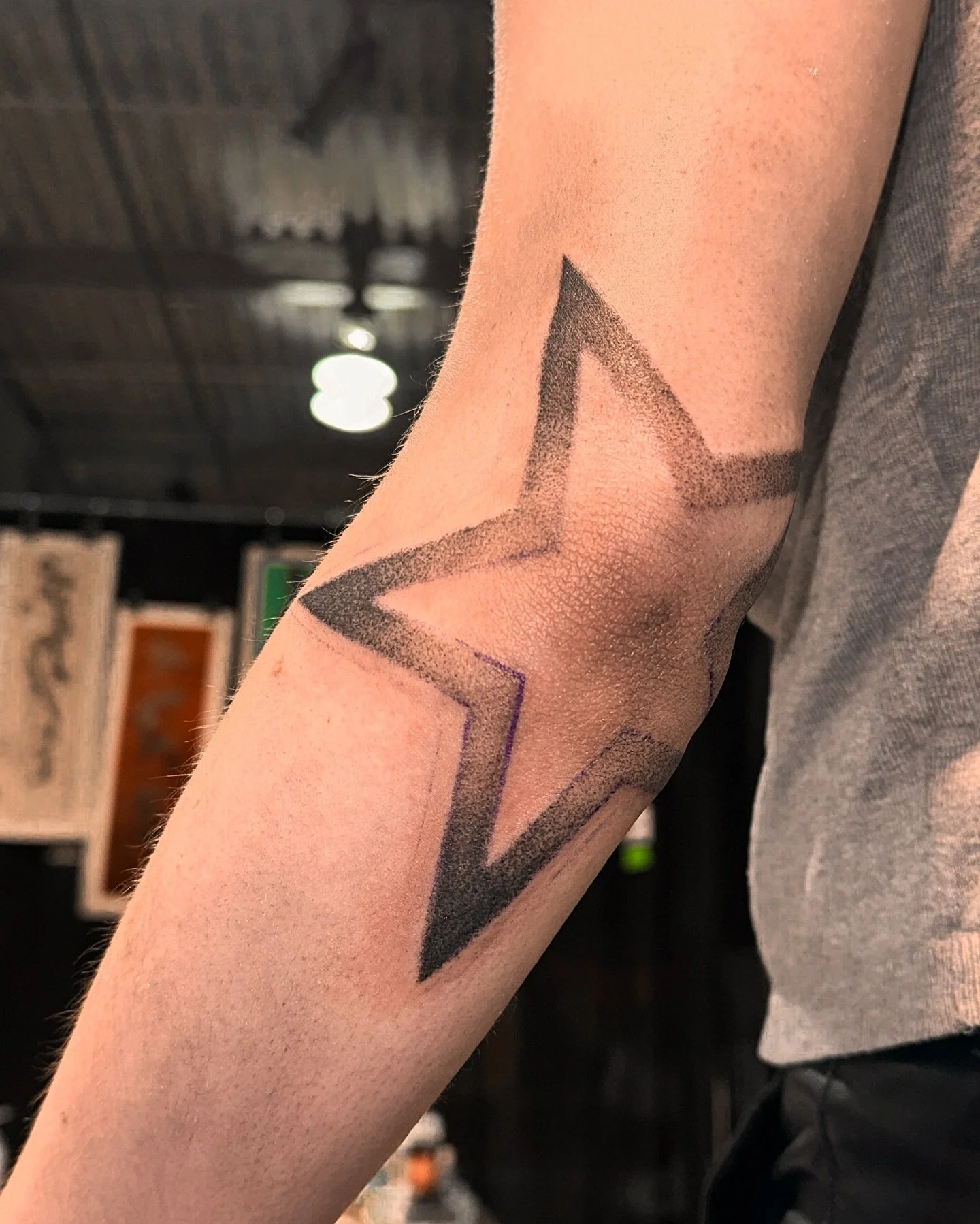 stipple ☆ on the elbow, custom done @albertatattooshows. Thanks!!
𝗕𝗢𝗢𝗞𝗜𝗡𝗚 ✧ Toronto [Nov &amp; Dec] 
&bull;
&bull;
&bull;
&bull;
&bull;
#torontotattoo #tattoo #elbowtattoo #stippletattoo #blackandgreytattoo #startattoo #blackworktattoo