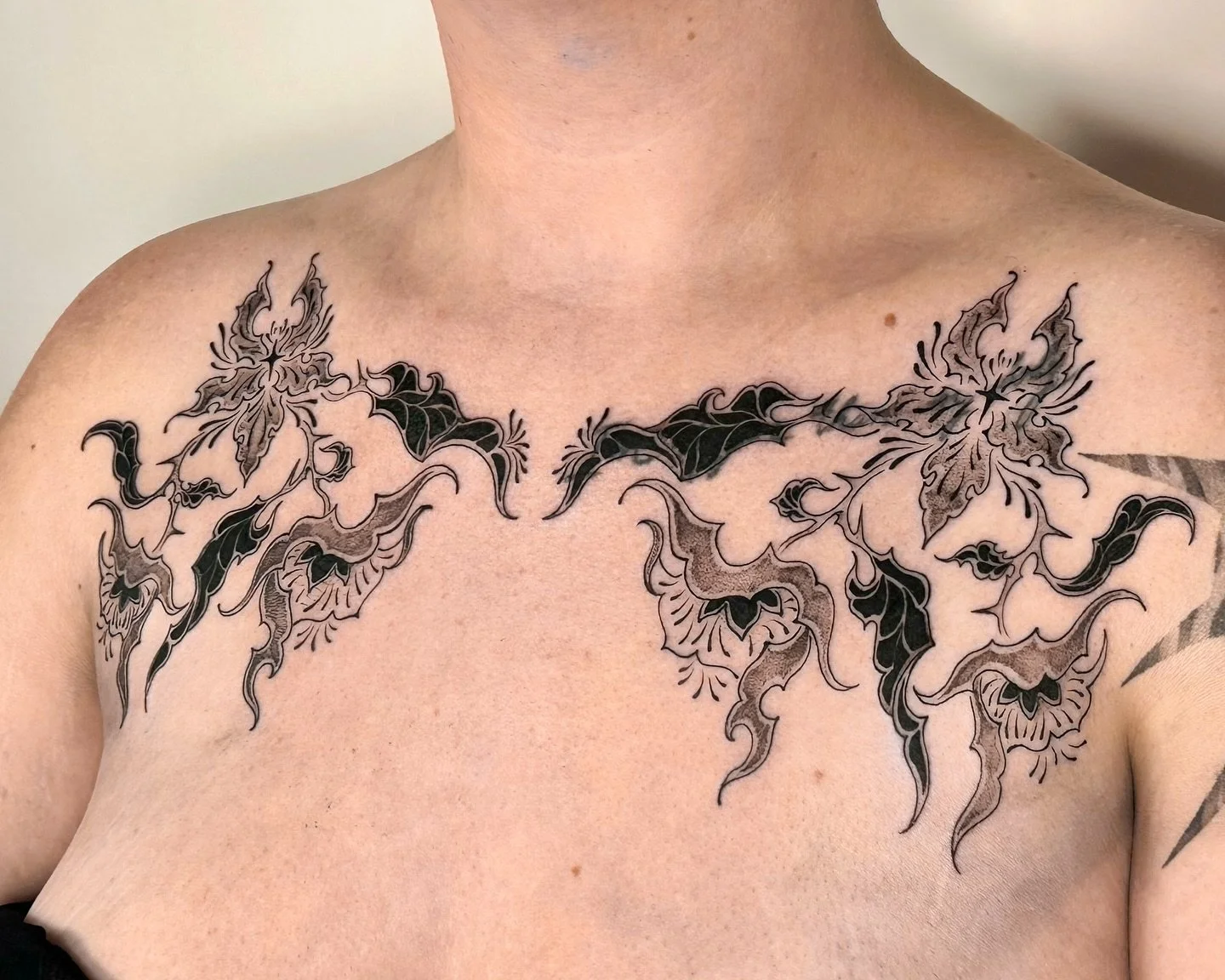 chest florals (with a blastover / mostly coverup hidden in there) (AND a sneaky healed flail on the right!!). I keep saying more floral flash, but it&rsquo;s coming soon I sWEAR 🥲 made @lacuna._.studio 
𝗕𝗢𝗢𝗞𝗜𝗡𝗚 ✧ Toronto [Nov &amp; Dec] 
&bul