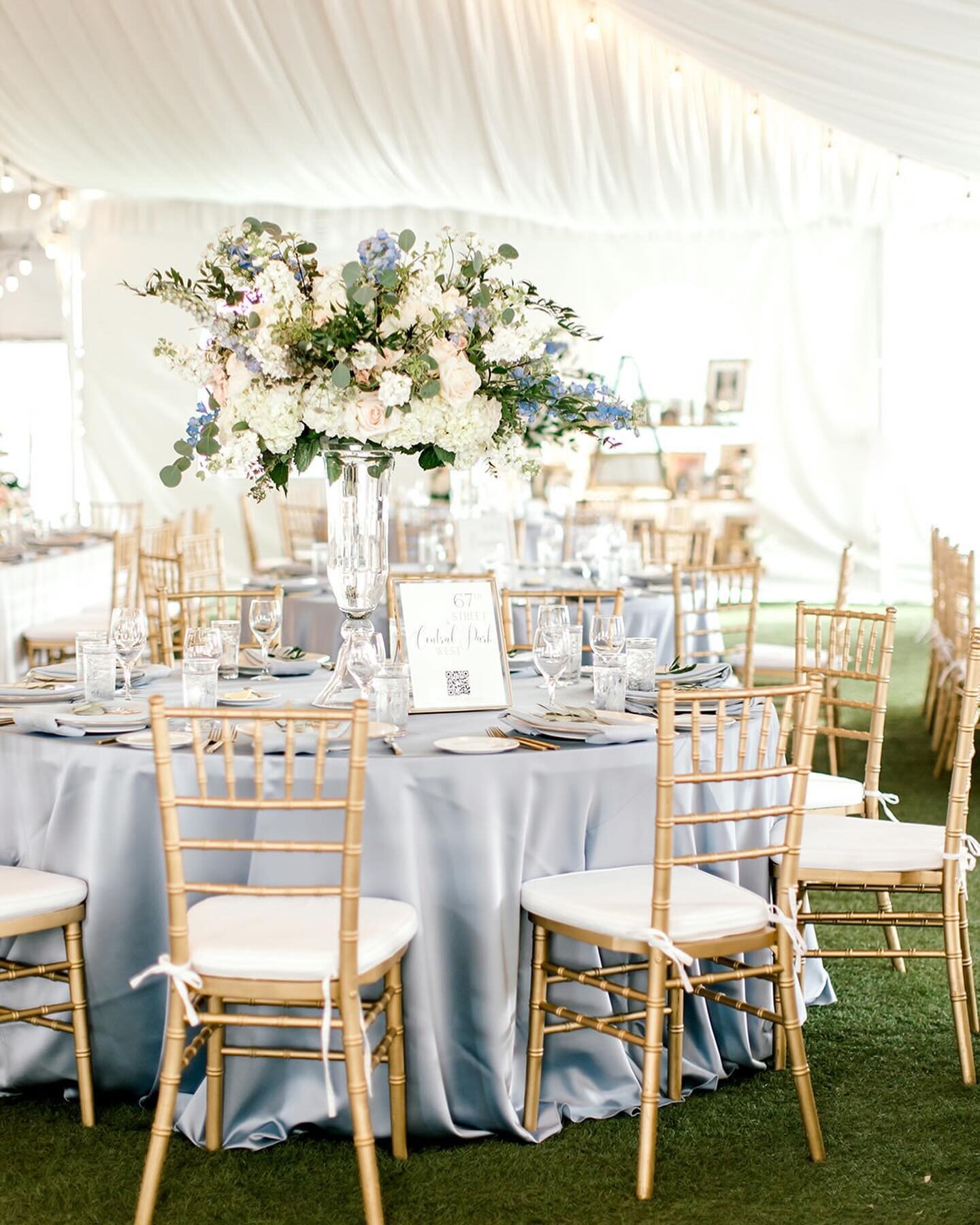 ✨Centerpiece Styling Tip✨
.
Use varying heights for your floral centerpieces to give height and dimension to the reception especially if there are high ceilings. 
.
Planning + Design | @simplylovely_events 
Photography | @sarahrubingreenephotography 