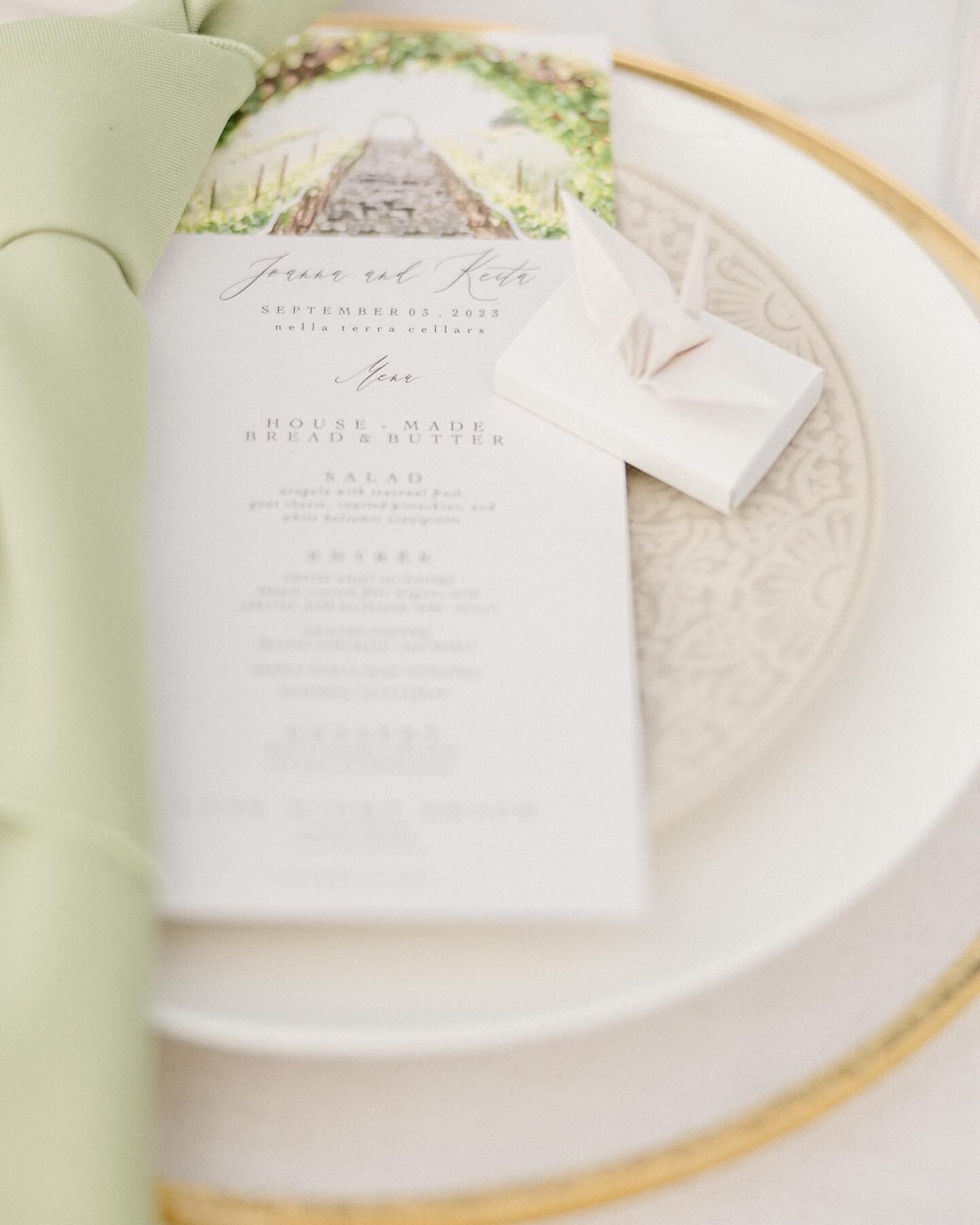 ROMANTIC GARDEN WEDDING🍃
.
Keep the words you want to describe your wedding in mind when selecting all the lovely details for your table setting design.
.
Each detail will add to the overall design! Swipe ➡️ to see this beautiful garden wedding come