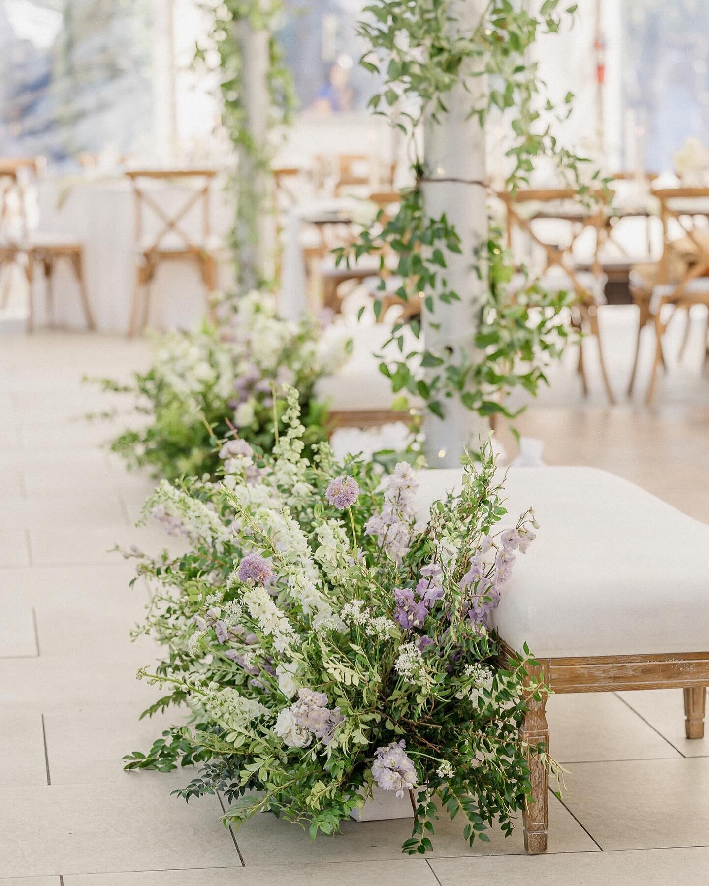 🌸TIP! A few beautiful ways to repurpose ceremony spray florals into your reception space are:
.
🌸Near the dance floor by guest seating so the beauty can be viewed all night!
.
🌸 In front of your sweetheart or head table!
.
🌸By your cake table to 