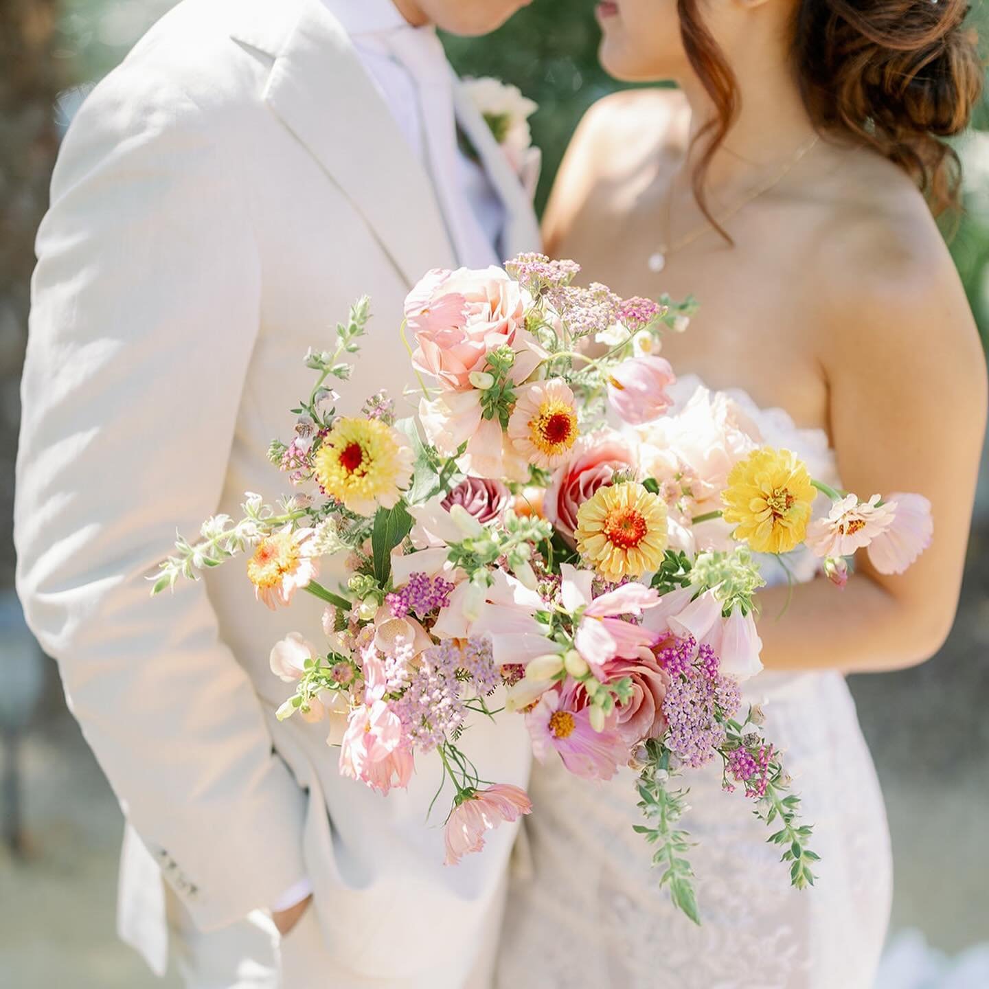 We are excited to see beautiful  pops of color this year like this vibrant color palette!🌸
.
Coordination | @simplylovely_events 
Photographer | @honeyandlight.studio 
Florals | @thebloombarco 
Hair &amp; Makeup | @elena_little 
Venue | @nellaterra