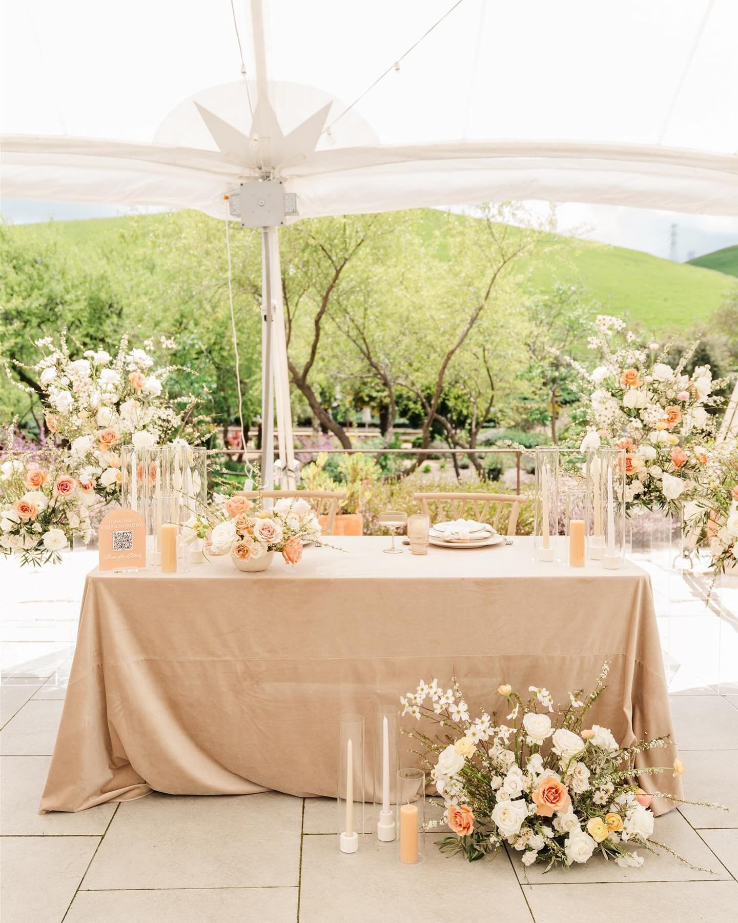 📷A floral design that frames your sweetheart table will always make for a picture perfect design concept!
.
Planning &amp; Design | @simplylovely_events 
Photography | @jkapture_studios 
Florals | @thebloombarco 
Rentals | @pleasantonrentals 
Signag