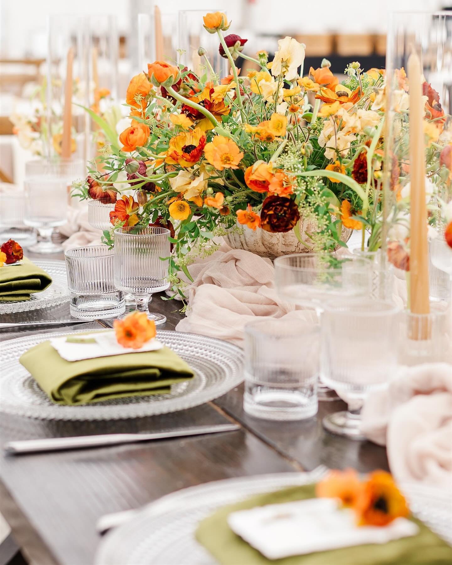 🤍Place cards we love Part 3! 🤍
.
What we love about this place card design:
.
✉️ The design feels like a personalized love note for your guests
✉️ The flower representing the meal selection is not only a sweet touch, but brings the entire floral de