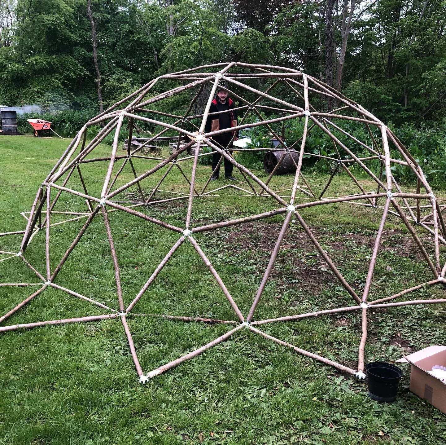 More growing space thrown together thanks to @buildwithhubs 
The plastic cover is held in place with ratchet straps - points for speed and convenience, maybe not for beauty?! #geodome