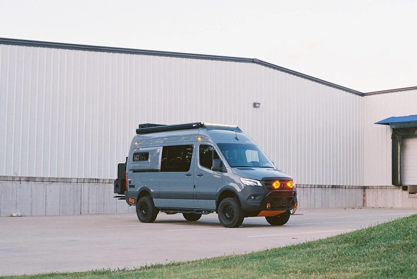 Wrapping up this Sprinter 144. Lots more from this one coming soon 😎 #openroad #dawnpatrol
