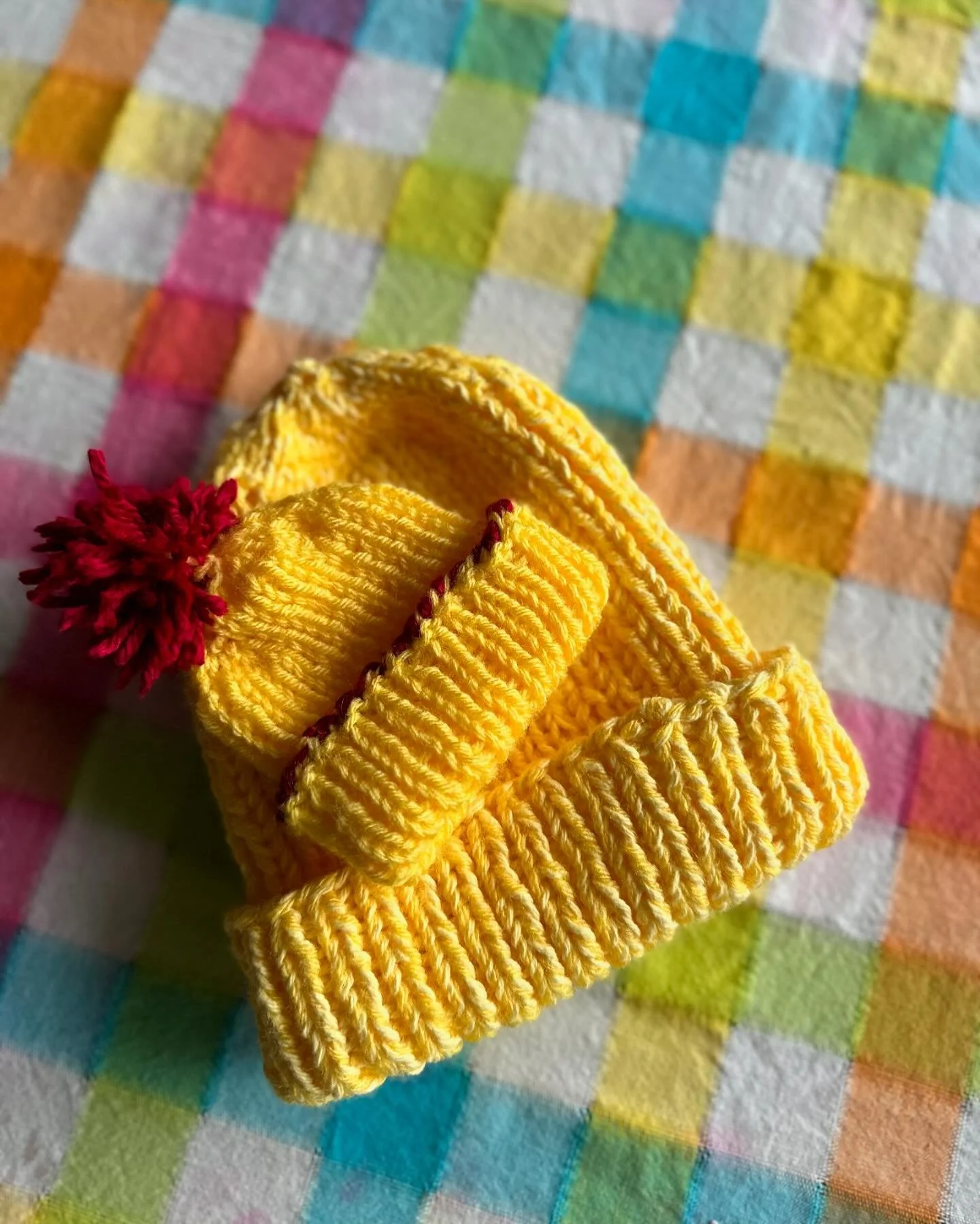 do you feel that cool breeze coming through your windows? it&rsquo;s officially fall in my house which means one thing&hellip; KNITTING 😏 🧶 

kicking off this season with an extra special project. i made these matching mommy/baby hats for my best f