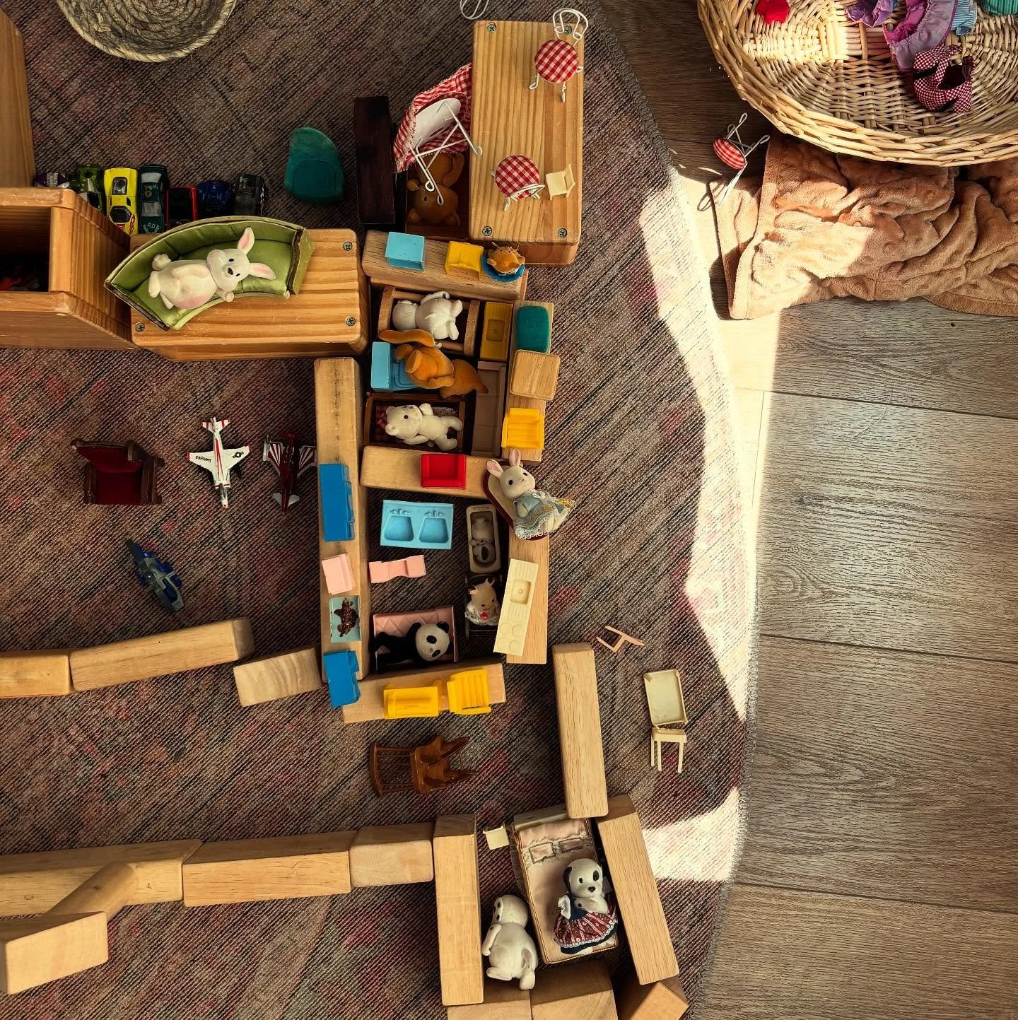 Doll house furniture without the doll house 🏠 I found some sweet little furniture at an estate sale a while back, and when I recently received some hand-me-down calico critters I finally knew how to put it all together use. There is so much more fre