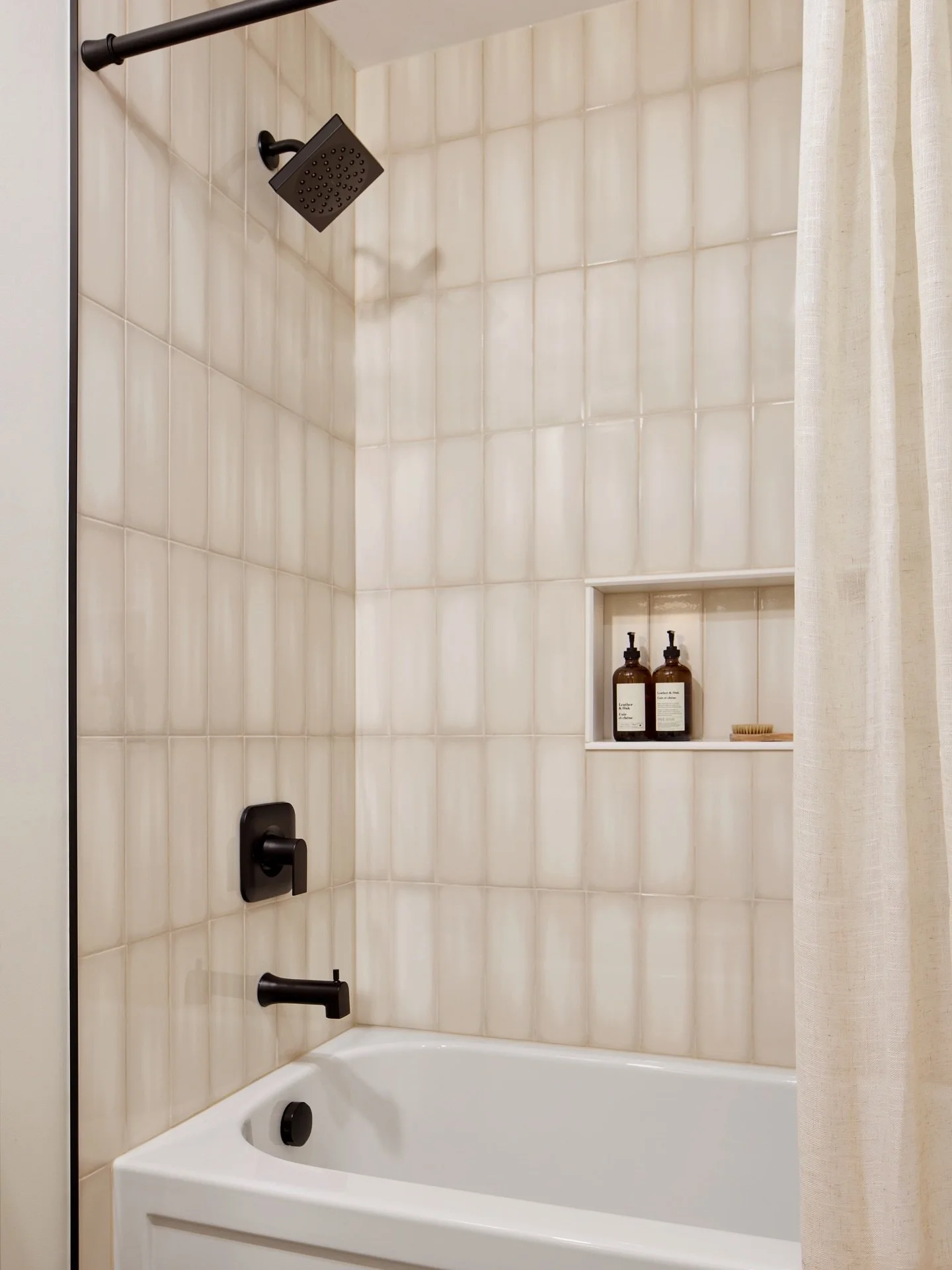 Shower refresh ✨
Same space, better feel.

Design 
@studio885.ca 
Contractor 
@medina_renovations 
Photography 
@clickbaitphoto