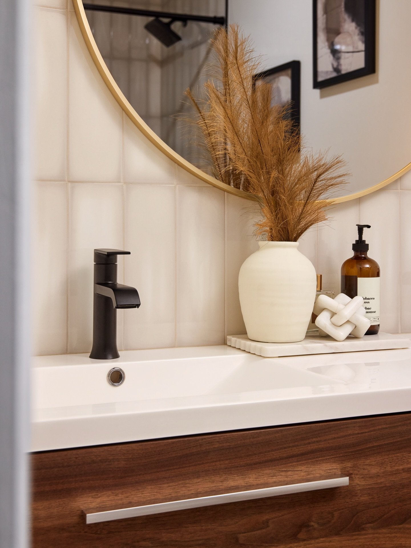 It&rsquo;s all in the details ✨
Because the finish is what transforms the space.

Design
@studio885.ca 
Contractor
@medina_renovations 
Photography 
@clickbaitphoto