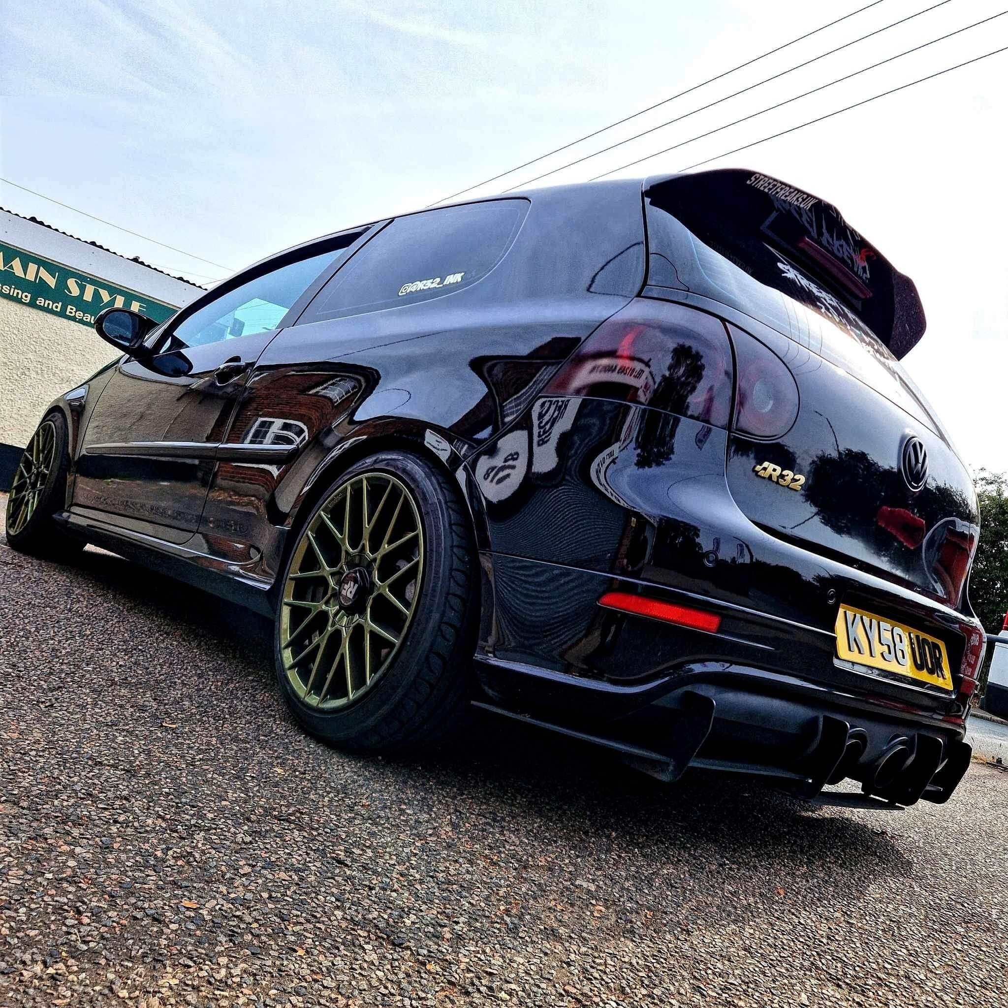 We got London in da house. Mk5 R32 by @r32_ink rocking our signature 🦆 ducktail spoiler! Clearly UK guys knows what&rsquo;s up with VW game. &mdash;&mdash;&mdash;&mdash;&mdash;&mdash;&mdash;&mdash;&mdash;
.
.
.SHOP ▶️ WWW.SPLITTERGANG.COM
. 
.
. 
. 
