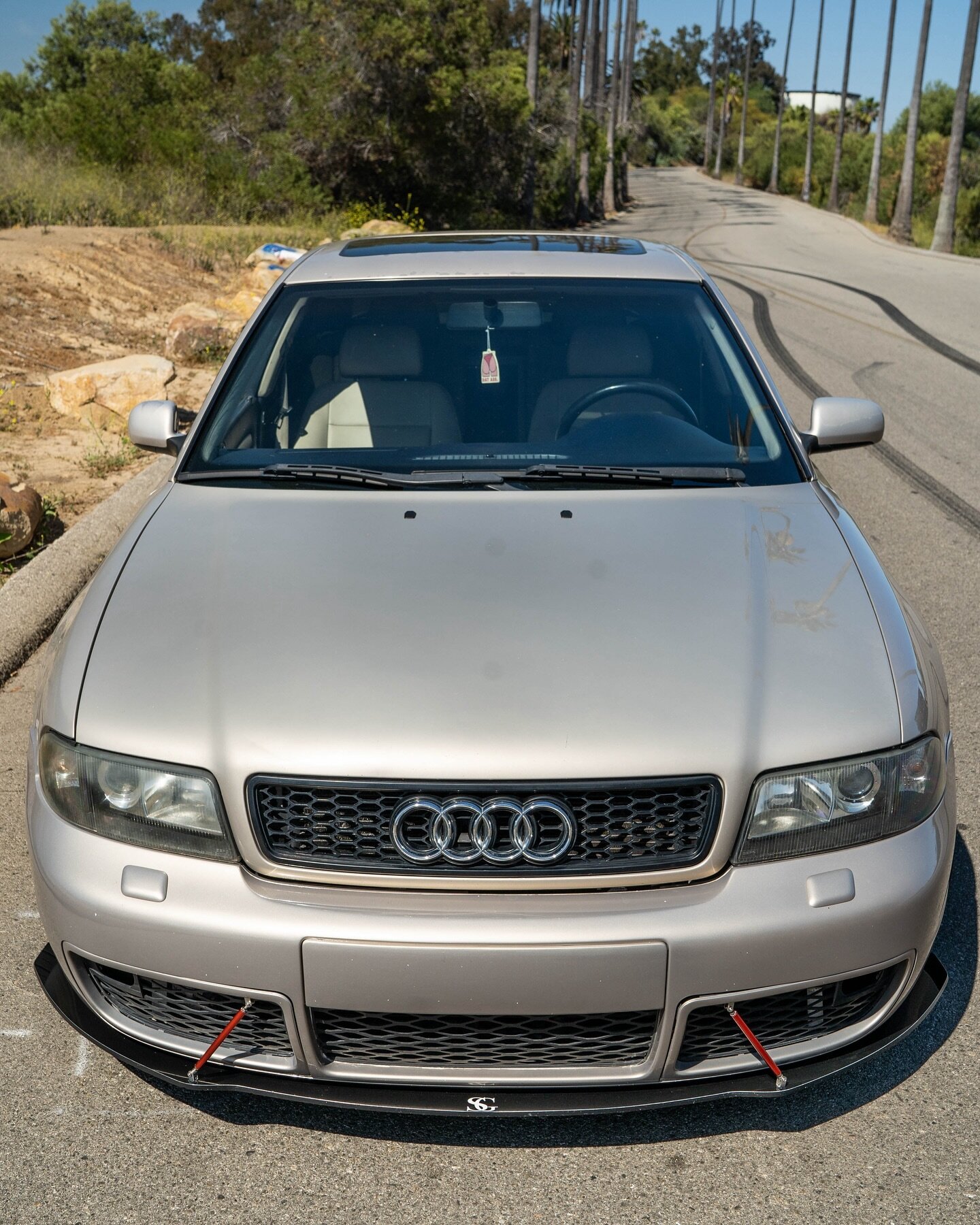 Champagne B5 equipped with our street splitter ! Rods or no rods what you think? &mdash;&mdash;&mdash;&mdash;&mdash;&mdash;&mdash;&mdash;&mdash;&mdash;
.Special for @kg_usher 
. 
. Splittergang unique double layered Aluminum splitters system are the 