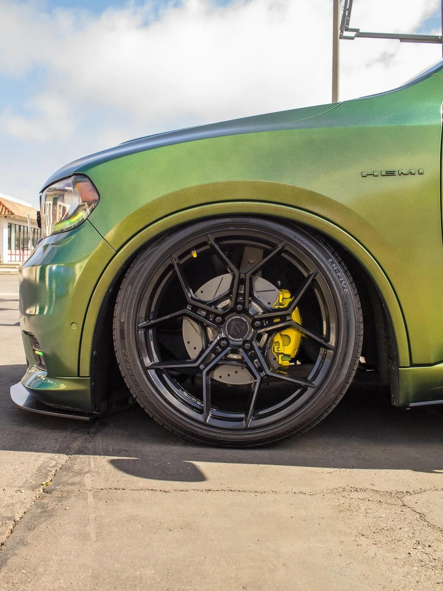 American stance SUV &mdash; Durango R/T.
A lot done: air, aero kit, wild color, and more.

We laced it up with:
&bull; Fat front splitter
&bull; Extended side skirts
&bull; Rear canards by the exhaust

&mdash;&mdash;&mdash;&mdash;&mdash;&mdash;&mdash
