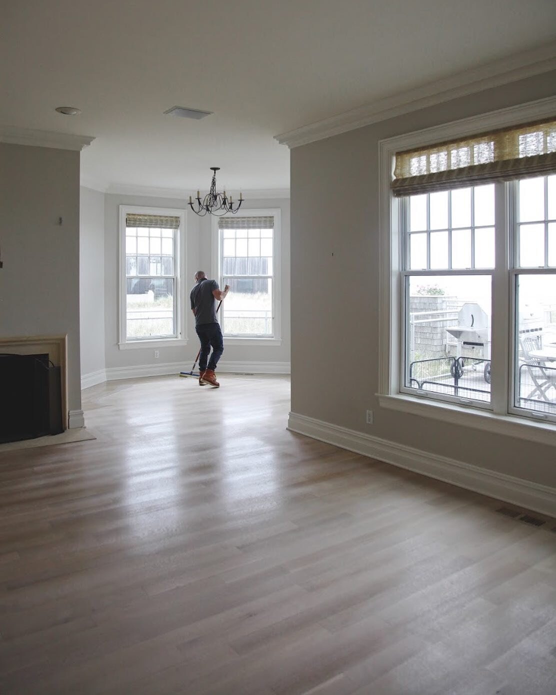 Been a busy few months around here lately but this project was a fun one. This was a beautiful 5 inch white oak rift and quartered floor stained with a whitewash. Bonus was the lake views out the windows we got to enjoy all day!

#hardwoodfloors #har
