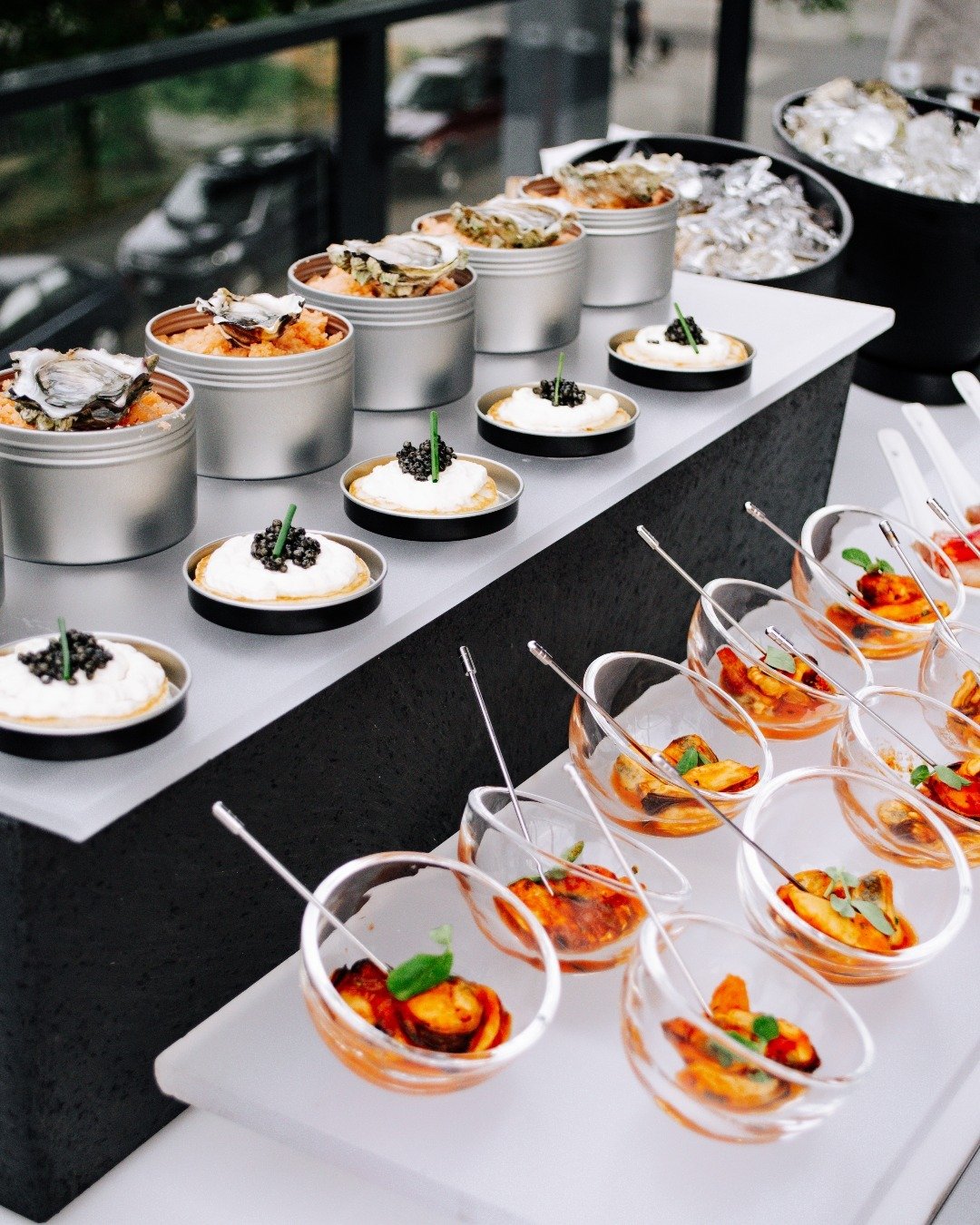 Transform your event into an unforgettable experience with Peake stations! 👩&zwj;🍳
Our setup fosters mingling and indulgence, featuring delights like Black Truffle Gnocchi, Garlic Butter Prawns, Fresh Catch, and the crowd-pleasing Peaketini station