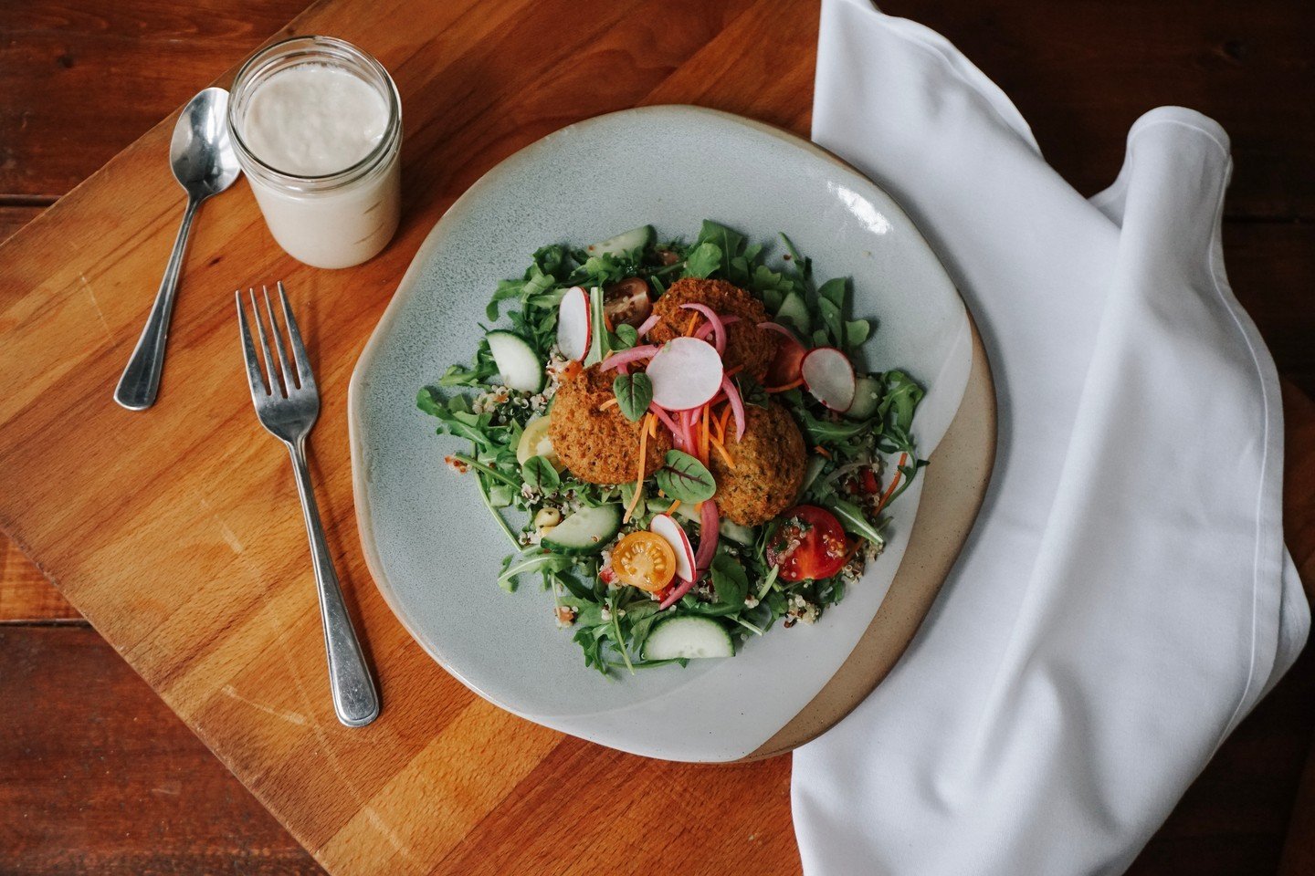 🌿 Introducing our new Nourish Bowl! 🌿 Featuring kale falafel, quinoa tabbouleh, crisp cucumber, heirloom tomatoes, carrots, radishes, pickled onions, topped with our zesty lemon tahini dressing. A fresh and flavorful delight!

.
.
.

#peake #peakeo