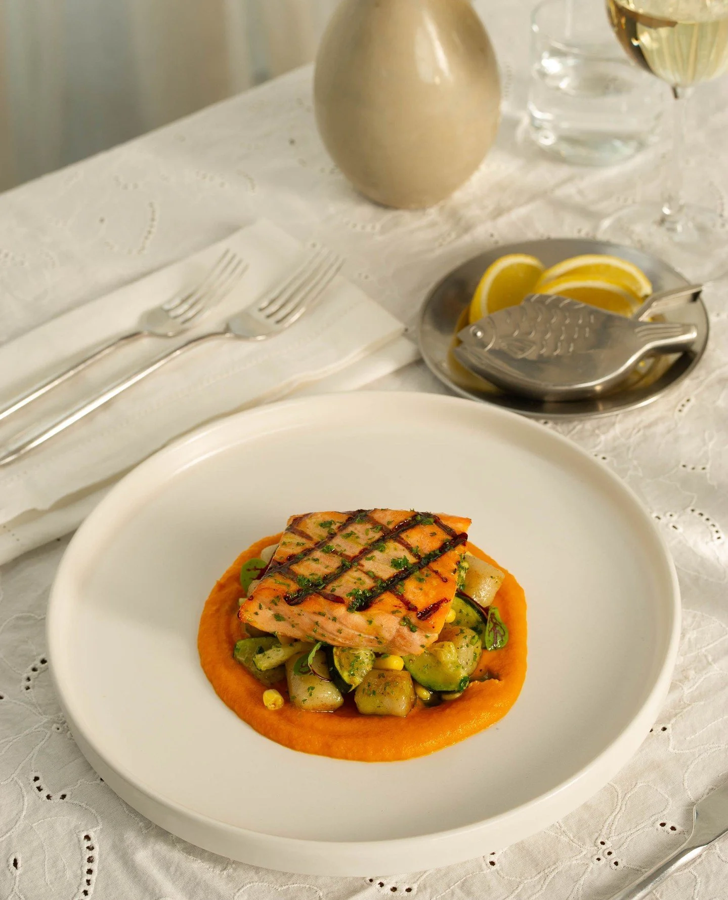Peake Plated Entr&eacute;e Spotlight: Grilled King Salmon ⁠
⁠
Summer squash &amp; corn gnocchi, carrot butter, dill oil⁠
⁠
Hearty, nourishing, and always @oceanwise. Swipe for a delish close-up! #PeakeCatering