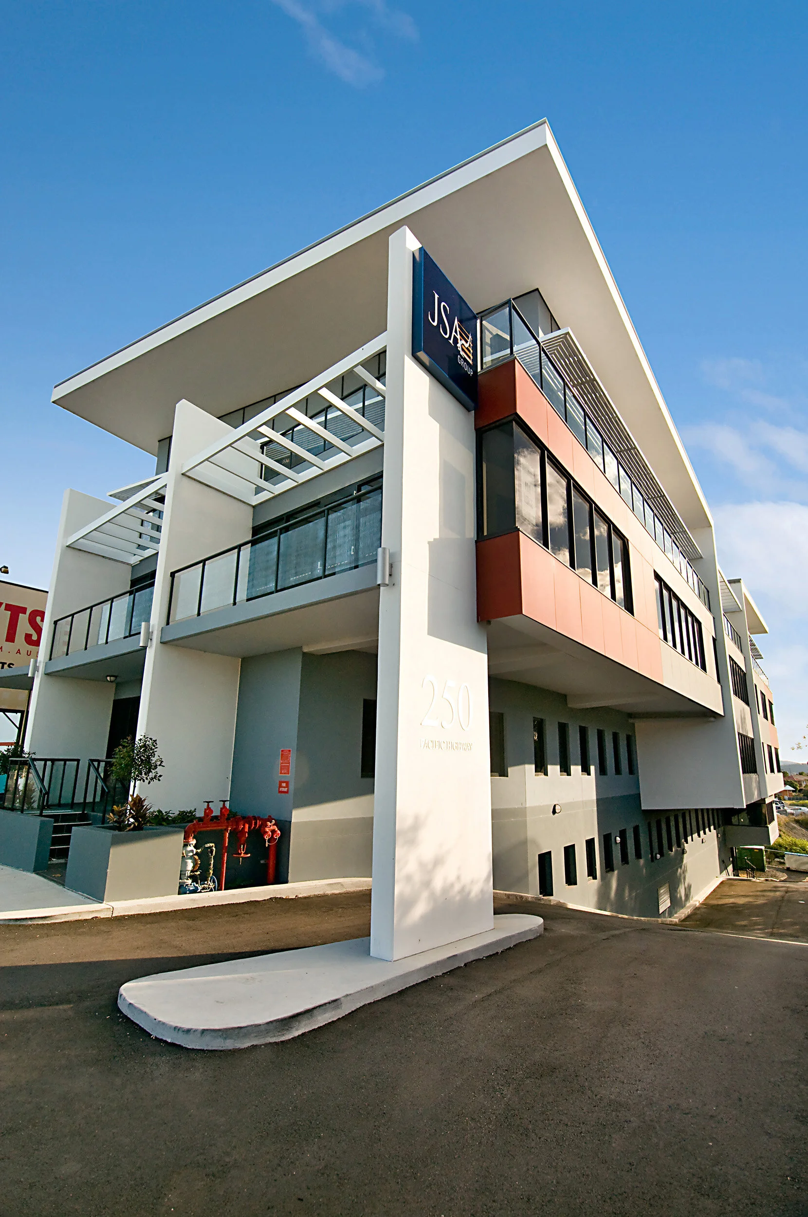 Pacific Highway, Charlestown