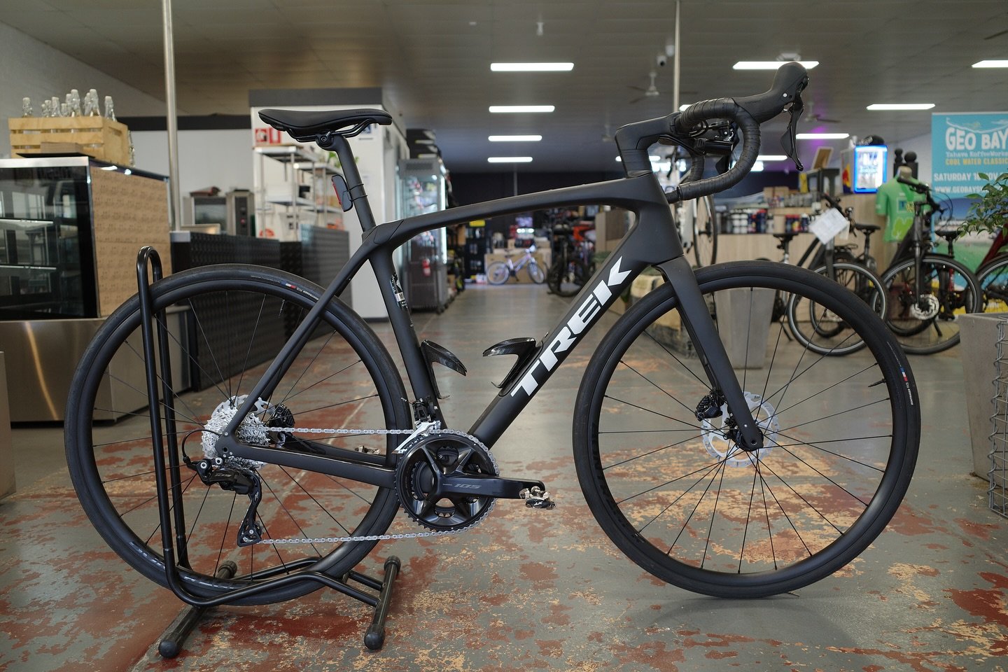Looking for a great endurance bike built to take the roads of the Southwest? This Domane SL5 Gen 4 is the perfect place to start 🙌🏼