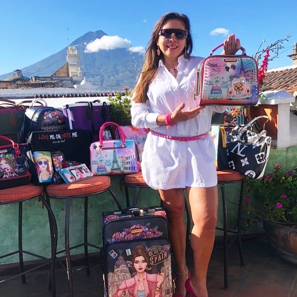 La ganadora carmen Maria Vielman de Guatemala del reto #MuestraaSuzy con los bolsos del premio💕👜🥰

📸 credit: @carmenmariavielman 

#nicoleleeusa #nicolelee #nicoleleeespana #NLLOOK #lovemehatemeNL #handbag #fashion #potd #ootd #instafashion #outf