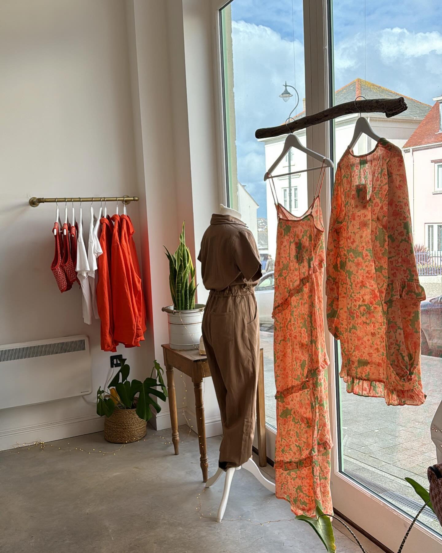 Suns shining! ✨ 

Spring dresses are go! 🙌🏼

Open from 10 🧡

#shoplocal #shopsmall #smallbusinessowner #supportsmallbusiness #womeninbusiness #cornwallcoast #cornwalllife #cornwallholiday #boutiqueshopping #cornwallliving