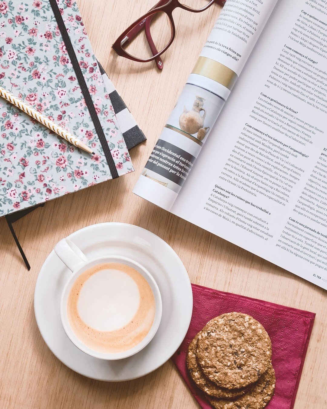 ⁣El mes de setembre &eacute;s com un nou comen&ccedil;ament d'any i porta novetats!⠀
Estic preparant nous projectes, aix&iacute; que aquesta ser&agrave; una escena que s'anir&agrave; repetint! ☕🍪⠀
⠀
⠀
Fa un temps no era gaire fan dels caf&egrave;s, 