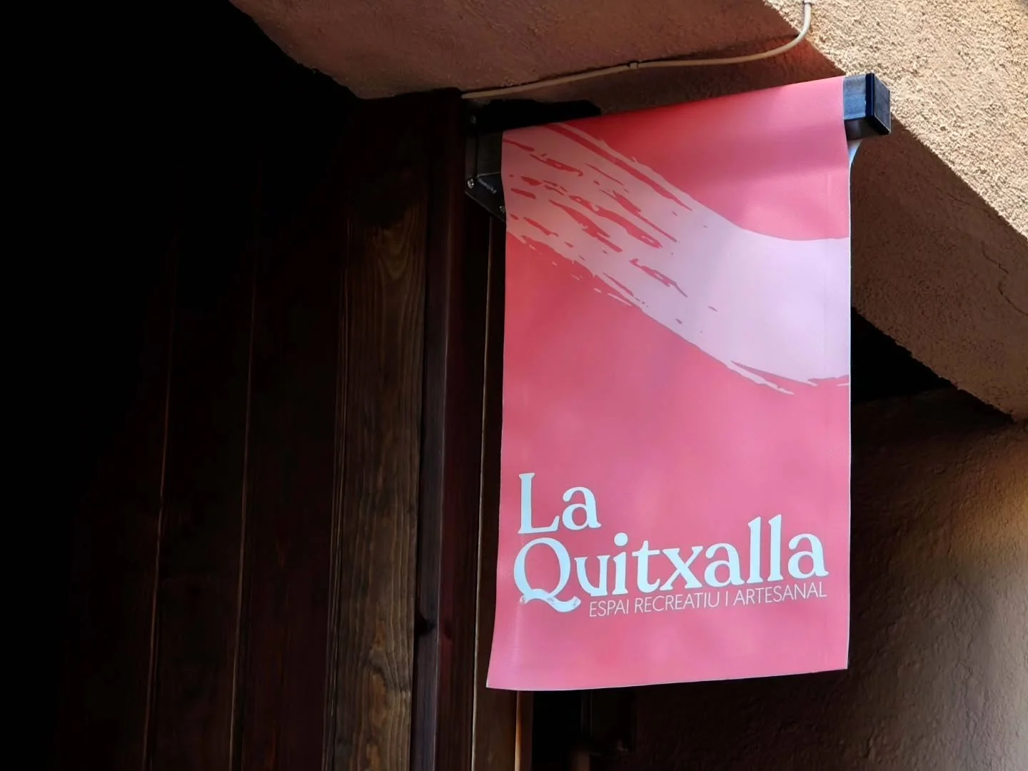 Nou projecte de branding per a @laquitxallavic
Una identitat visual pensada per transmetre proximitat, alegria i autenticitat, connectant amb persones de totes les edats a trav&eacute;s del joc, l&rsquo;aprenentatge i la creativitat.