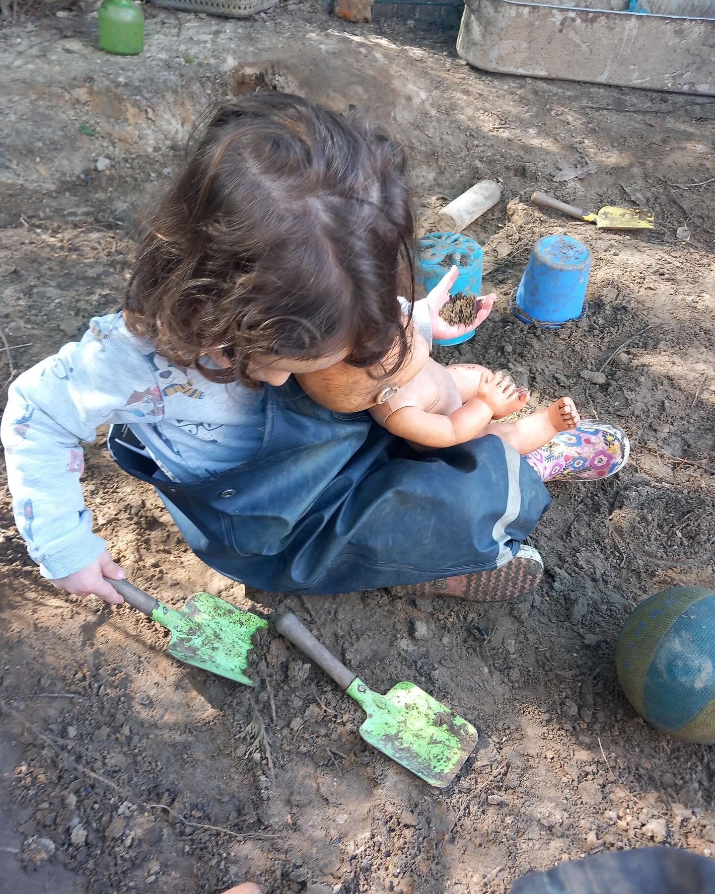 Happy Friday ☀️🌱✨🌈
Et joyeux anniversaire ch&egrave;re &Agrave; !!!

#creche #montessori #semi #pleinair #yvelines #louveciennes