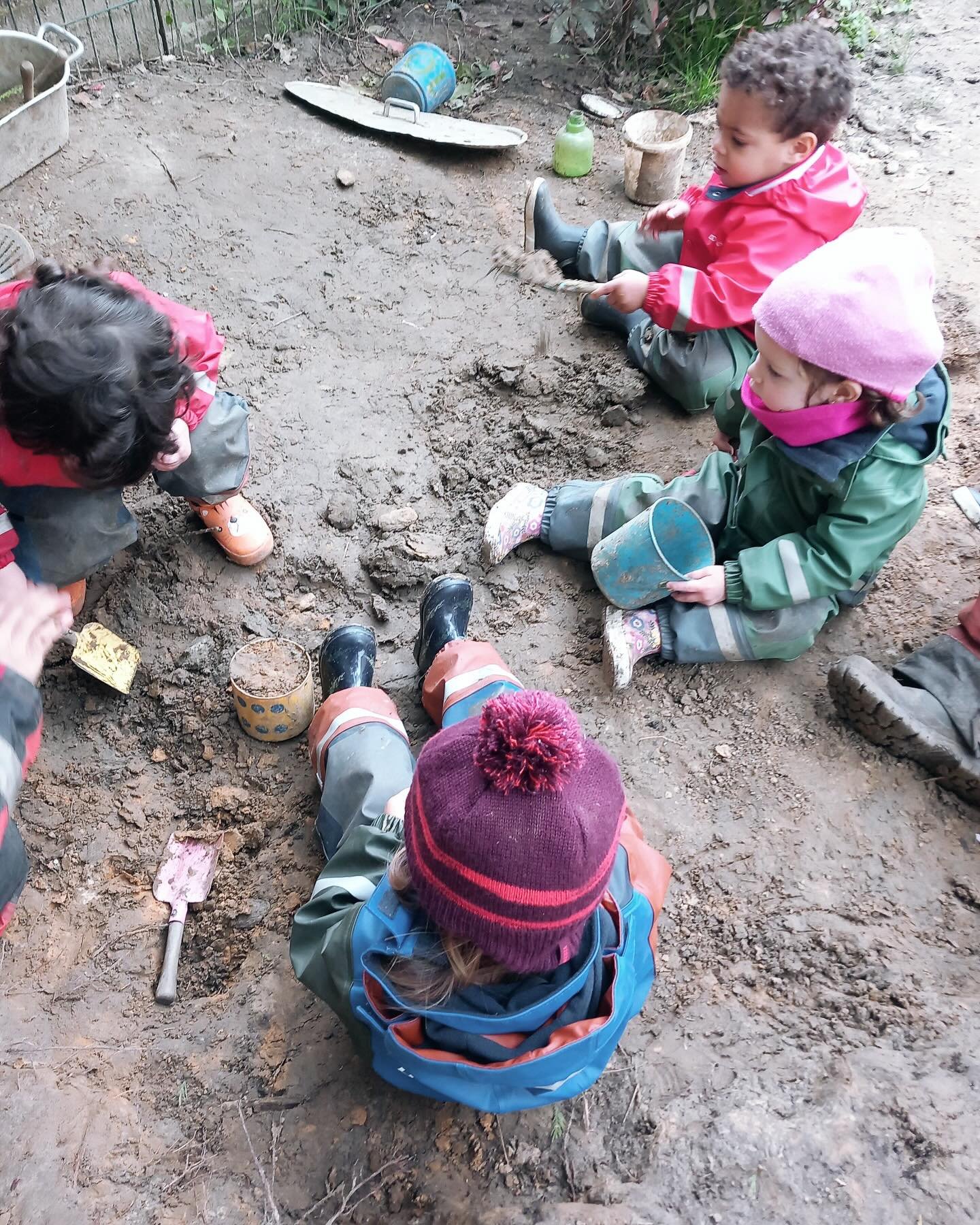 Vendredi ,
Et bon week-end &agrave; tous ✨🌱

#creche #montessori #semi #pleinair #louveciennes #yvelines #infantcommunity #toddlerlife