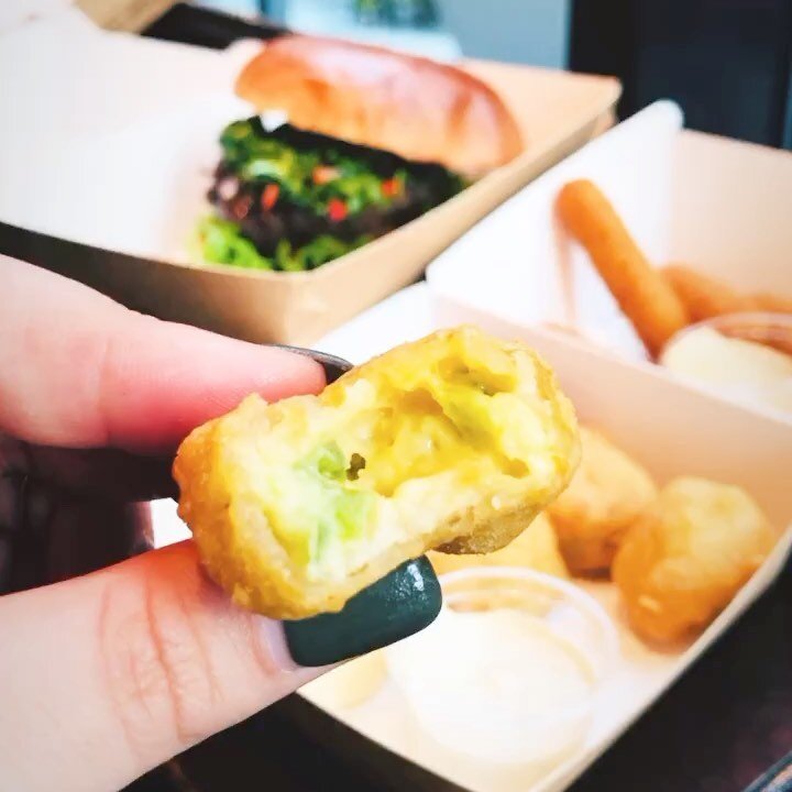 🍔N Y H E T🍔

Nye og spennende smaker på menyen! Vi har lagt inn eksotiske smaker i burgerne og tilf&oslash;rt chili cheese nuggets, mozzarella sticks og en deilig kyllingsalat med fritert kylling, l&oslash;k, bacon, aioli og permesan 😃

More is c