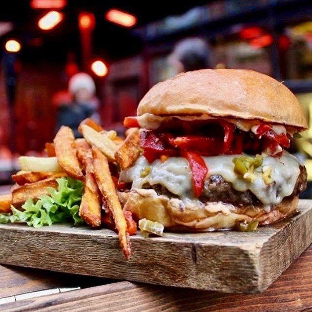 Bli med p&aring; @akershusgruppen sin julekalender! &hearts;️

Hver dag frem til juleaften trekker vi en vinner som kan kose seg p&aring; en av v&aring;re restauranter n&aring;r vi &aring;pner igjen! 

I dag kan du bli med i trekningen av burger for 