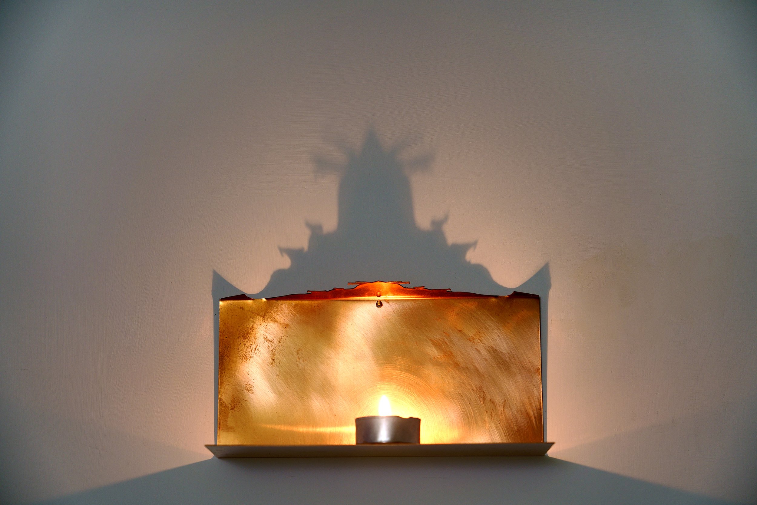 Fabrizio Corneli Custodi della luce Altiba9 Al-Tiba9 art gallery light art installation shadow art wall sculpture.jpg