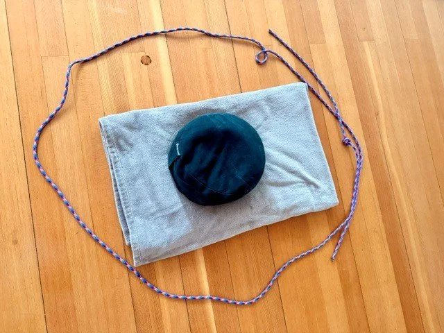 Decke und Meditationskissen mit Raumbegrenzung Seil