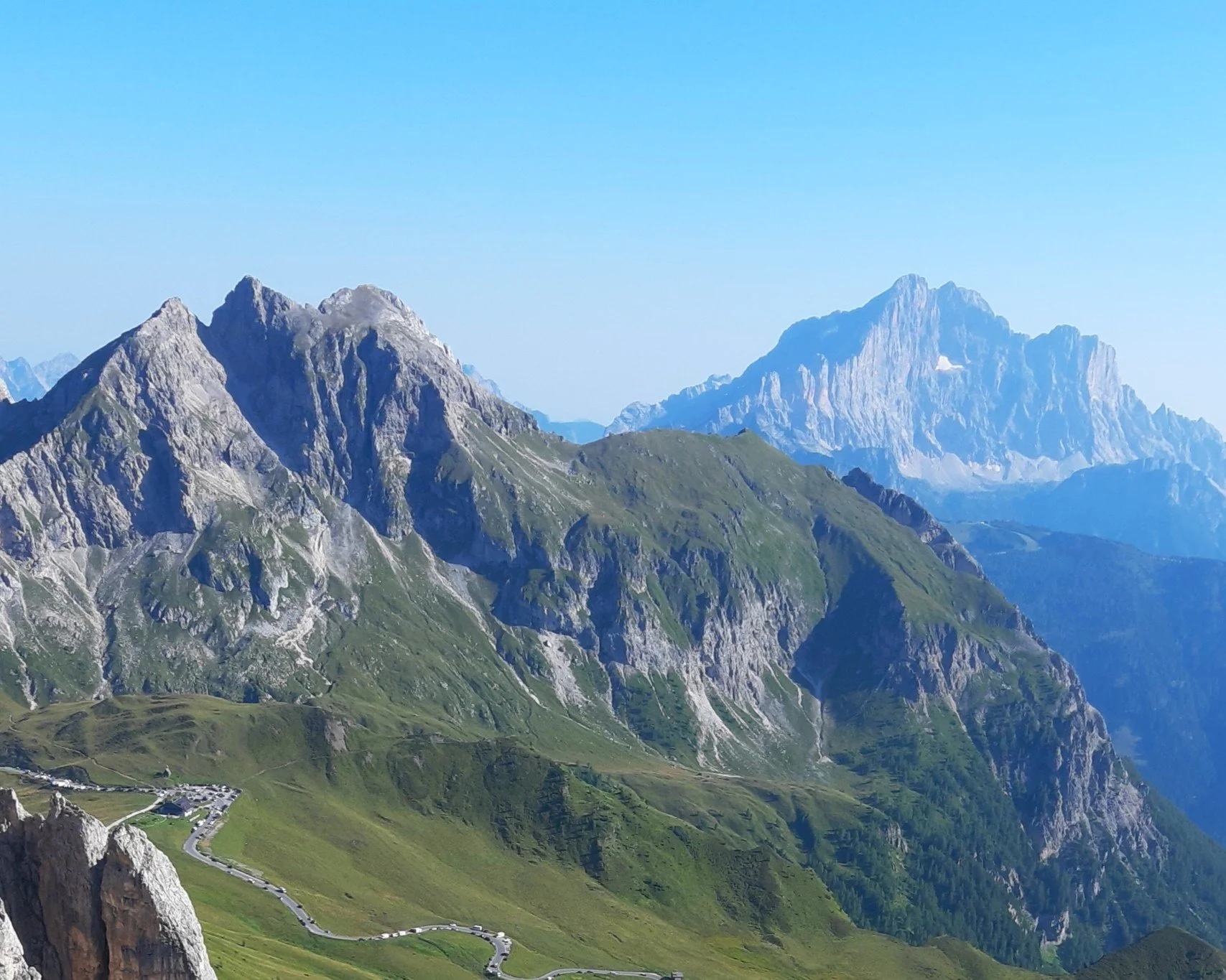 The Alta Via 1 (AV1) in the Italian Dolomites may not be the highest of alpine mountains, but the limestone pillars are some of the most dramatic. Our client Jamie Mackie hiked during a very hot period this August, and sent in these shots. ☀🥾🏔 If y