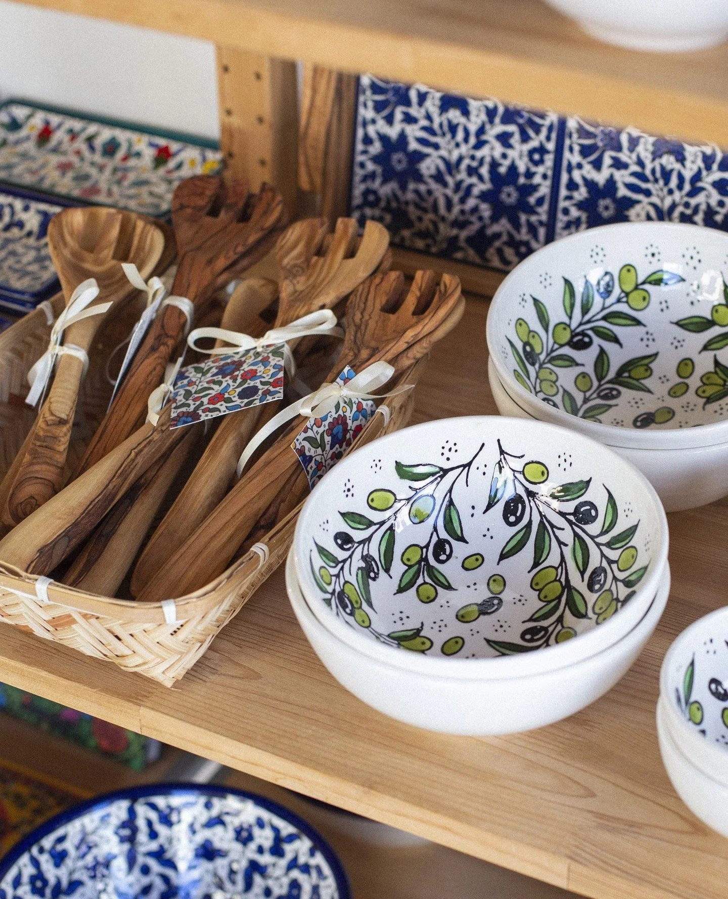 Her kommer to finfine utstillere som tar med seg b&aring;de mat og bruksgjenstander: ⁠
⁠
@palestinabutikken_alquds er tilbake! Juhu! Her f&aring;r du b&aring;de bruksgjenstander og matvarer fra palestinske sm&aring;bedrifter, b&oslash;nder og kunstne