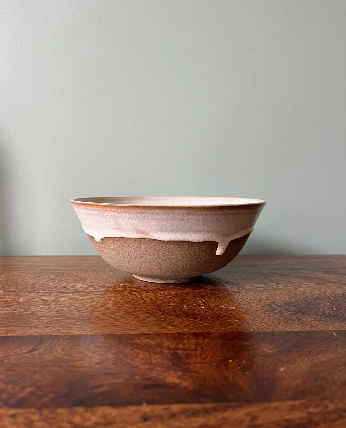 yeyyy, vi fyller p&aring; med mer keramikk, vi! ⁠
Siste kvinne ut av keramikerne er Thea i @studio_mogen, som tar med seg deilig keramikk i duse farger, rennende glasur og et skikkelig fint estetisk uttrykk. Vi gleder oss til siste markedshelg av @os