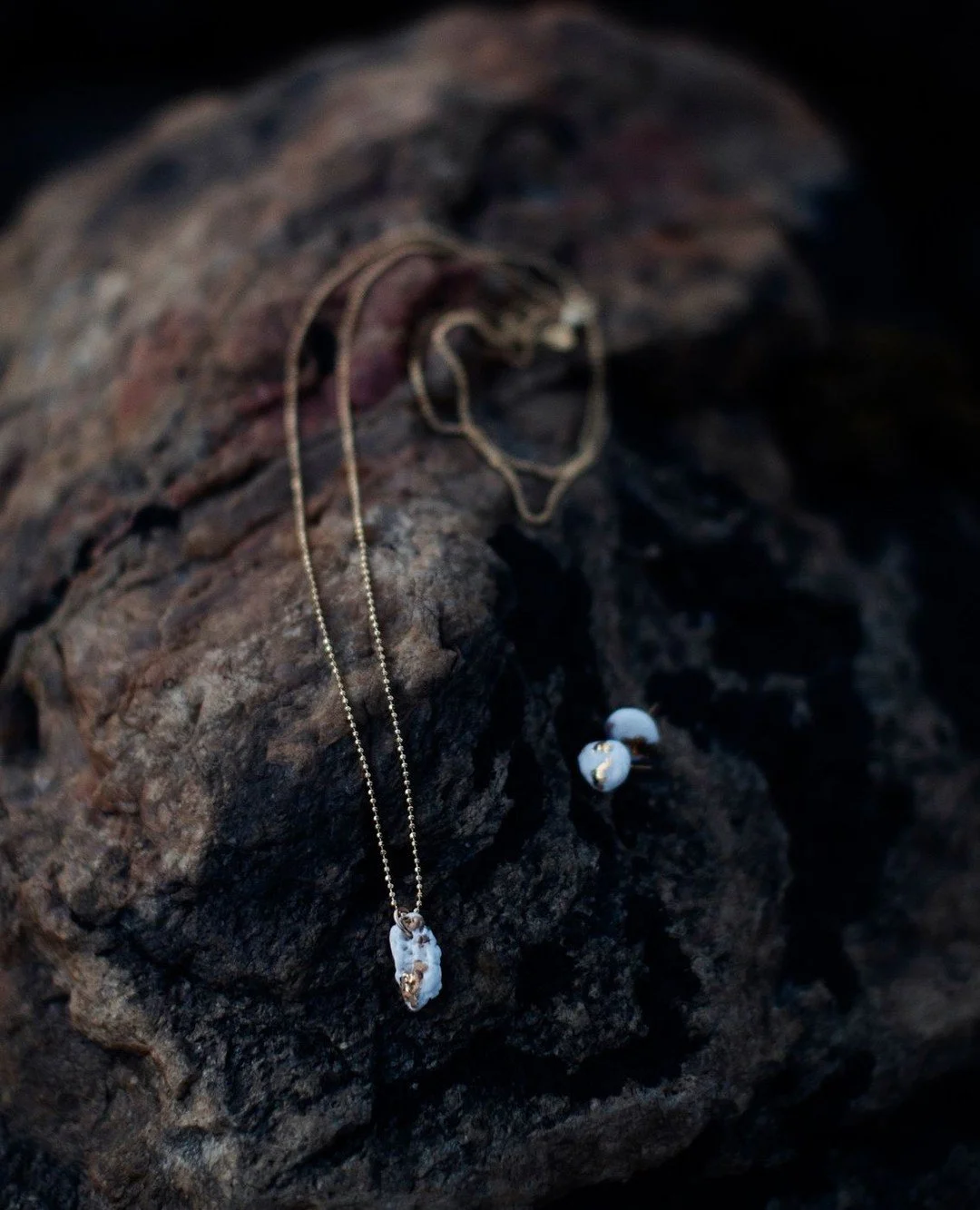 @uvaer_ er en av de akt&oslash;rene som man tenker, wow, din hjerne er genial. Nina sin hjerne er en s&aring;nn en, hun har laget virkelig sitt helt eget konsept, som er gjennomtenk, uendelig vakkert og tiltrekkende. Vi elsker hennes smykker, og gled