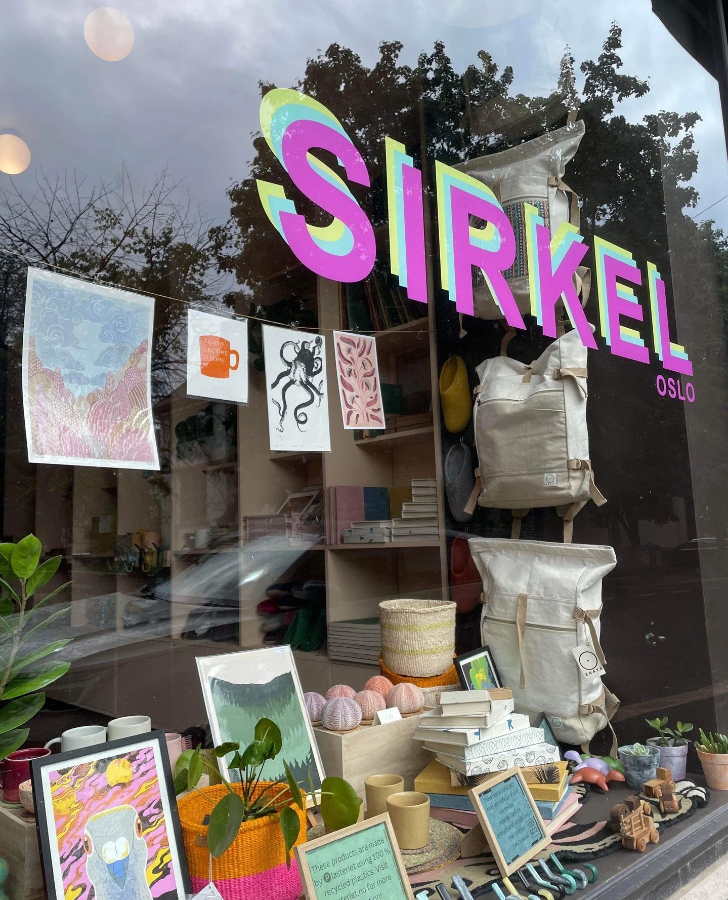 @sirkel_oslo var en braksuksess p&aring; @oslossupermarked sitt julemarked p&aring; @saltartmusic i fjor, og vi er s&aring; glade for at de kommer i &aring;r igjen! Denne fine gjengen samarbeider med sm&aring;skalaprodusenter i Nepal, og jobber for r