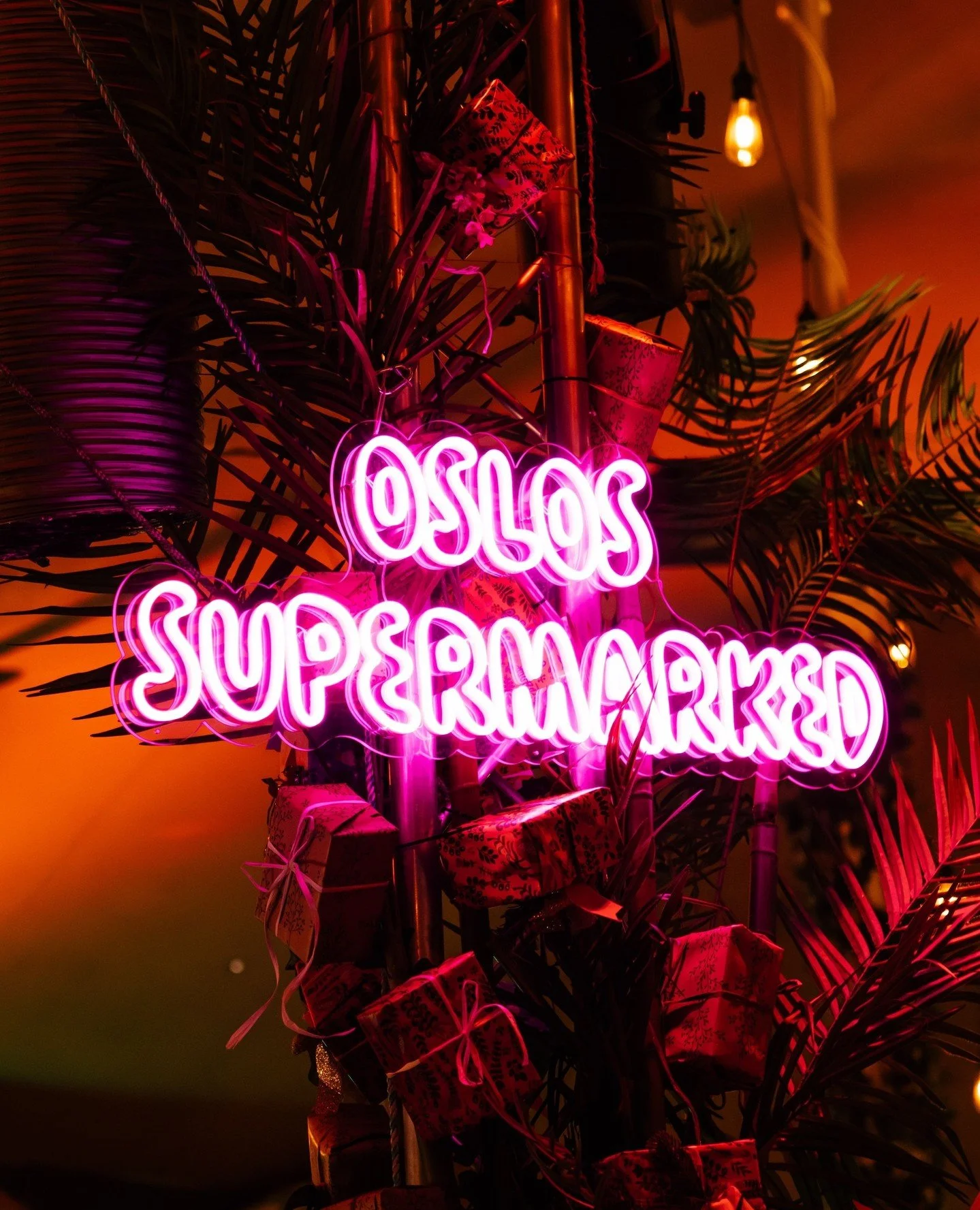 Gosh, se s&aring; fin stemning fra forrige helg! ⁠
This can be all yours faktisk, for denne helgen smeller vi til igjen! ⁠Med helt nytt innhold av b&aring;de utstillere og kulturprogram! ⁠
Kom p&aring; @oslossupermarked sitt julemarked p&aring; @salt