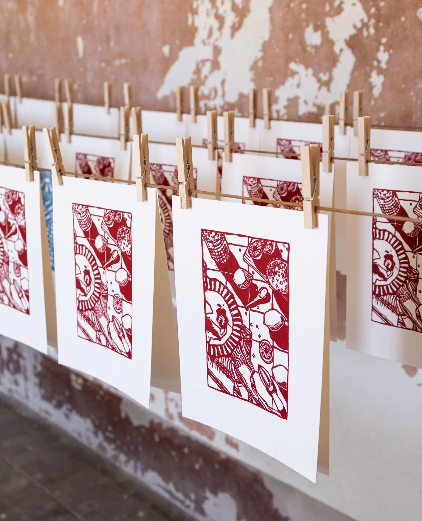 Hvis du ser n&oslash;ye p&aring; printene til @sweet.n.pfeffer, s&aring; kan du neste lukte og smake Italia. Det er bialetti-kaffekokere, sitroner, basilikum og strandparasoller. ⁠
Kanskje ikke s&aring; rart at Marianne bruker dette som inspirasjon, 