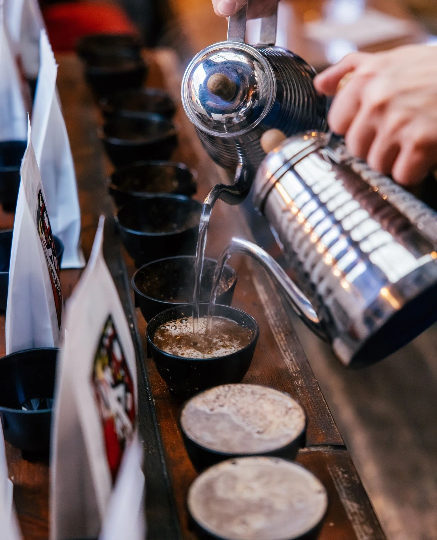 Vi er i gang! Fra 11-16 i dag og i morgen kan du komme p&aring; @oslossupermarked sitt julemarked p&aring; @saltartmusic! Det blir nydelig. ⁠
⁠
Vi elsker alle disse &oslash;yeblikkene fanget av @lauridsenhanna &amp; @mariusnilsen, hvor man virkelig f