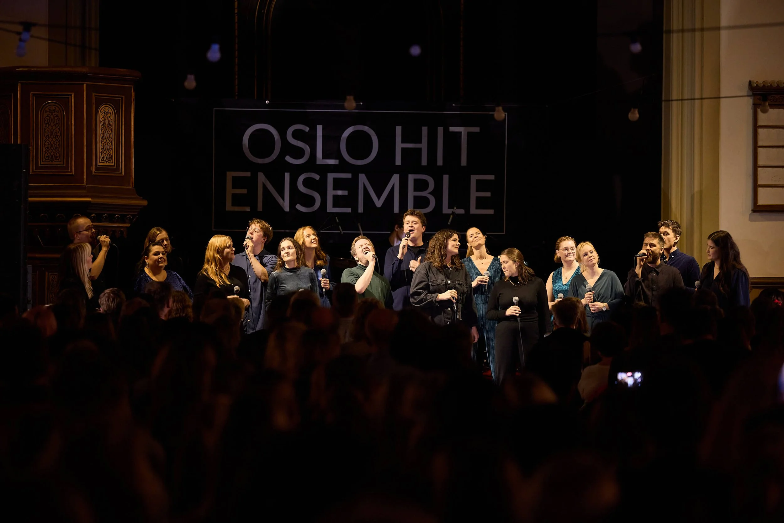 Oslo Hit Ensemble synger korkonsert under Oslos Supermarked stt julemarked