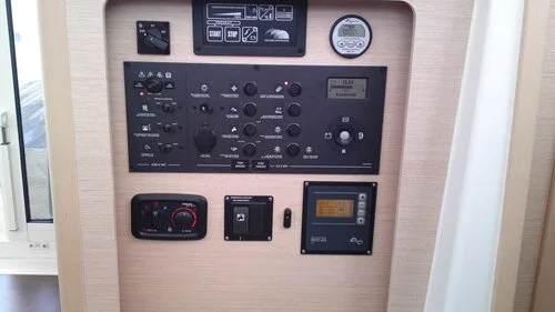 Lagoon 400 Generator Control Panel