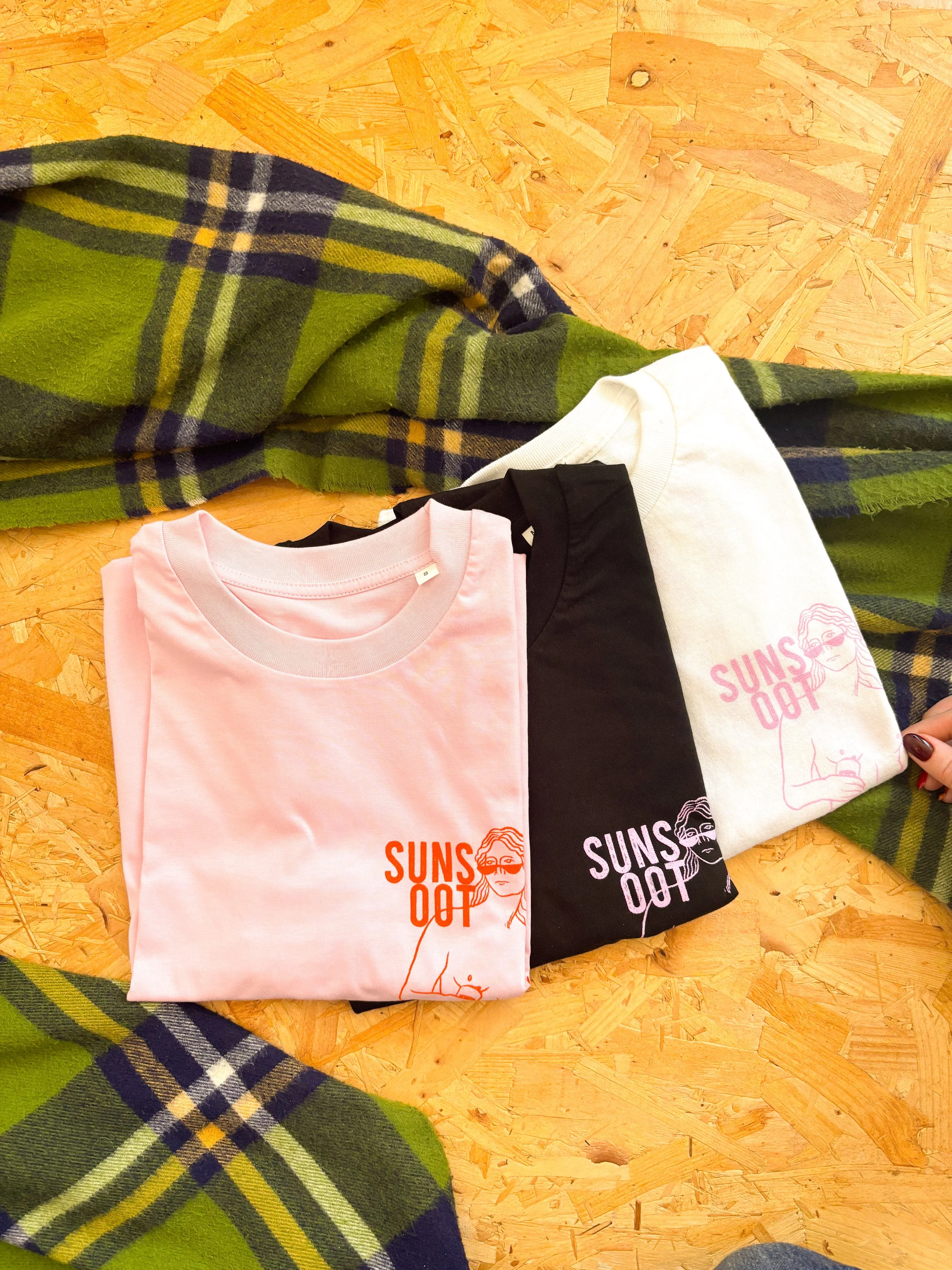 Suns Oot ? Taps Off  T-shirt