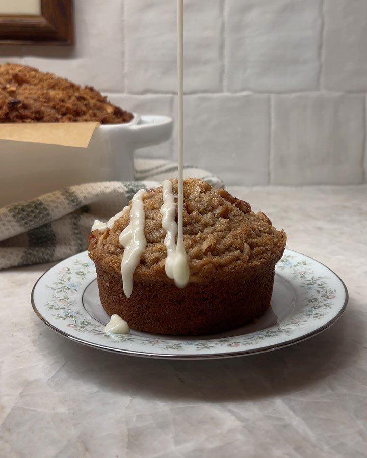Election night baking created something I will keep in my recipe collection for years and years to come 🗃️ The crunchy &amp; a bit savory streusel topping really makes this pumpkin loaf top tier (added the recipe on the last slide for those interest