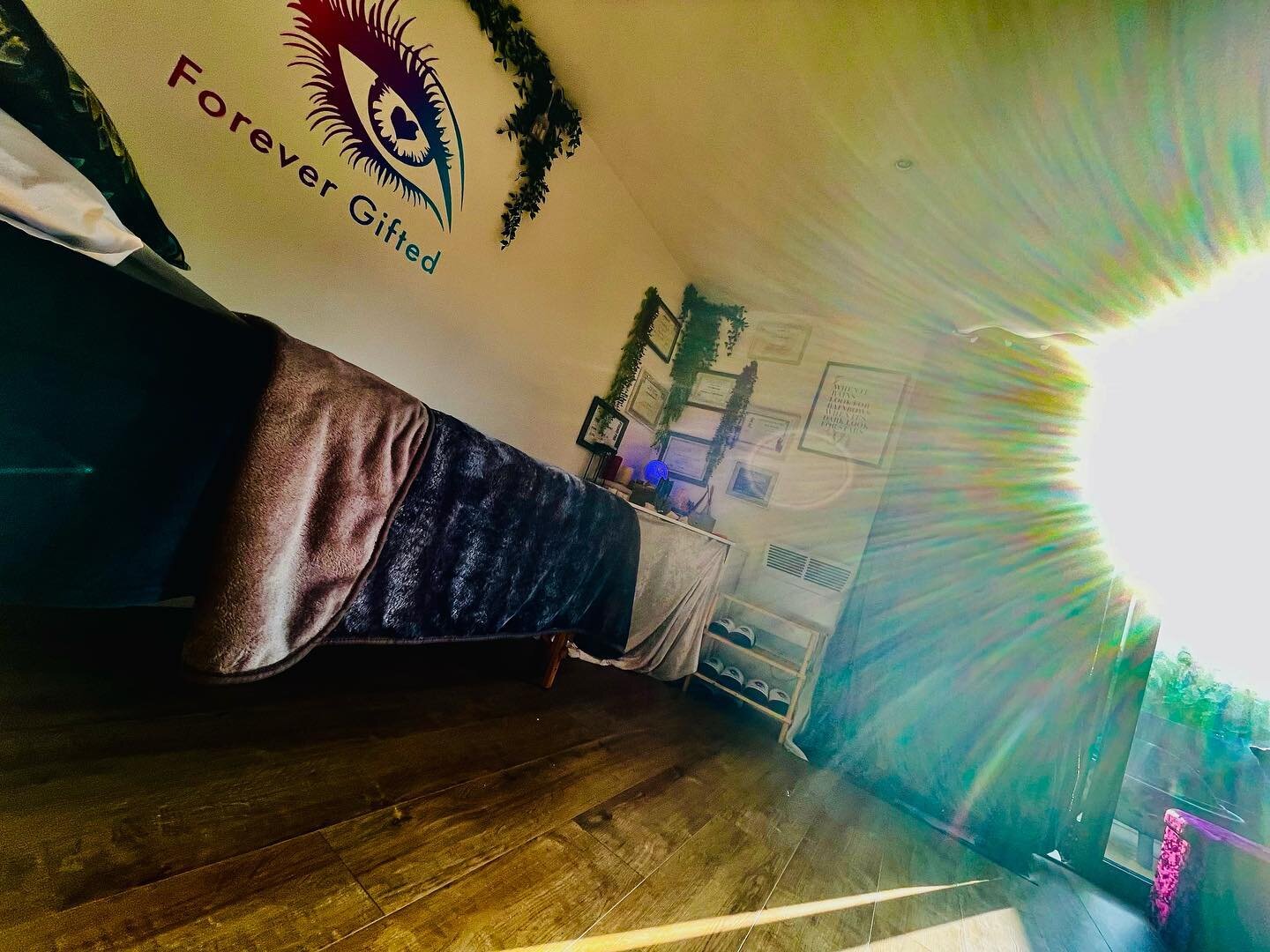 Beautiful energy flowing into the healing cabin in between my clients yesterday ☀️ 💡 💗

Hope you all have a magical day🙏🏽

😘Filiz💗

#forevergifted #healing #energy #lightcodes #sun #orb #energyhealing #spirit #nature #thelight #reiki #soundheal