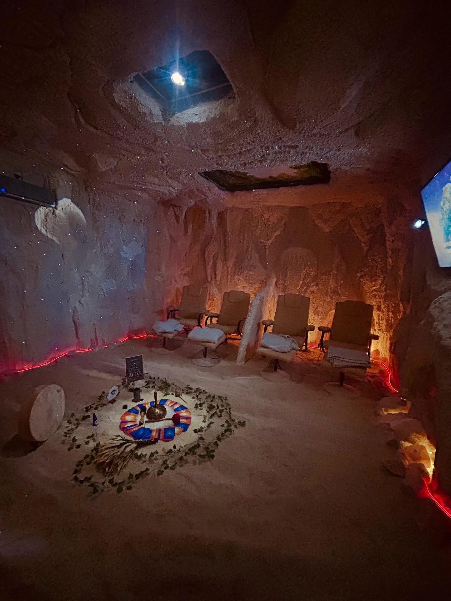 A peaceful evening in the crystal aromatherapy salt cave, gently cleansing and realigning each chakra. With the full moon’s energy of release and the soothing touch of Reiki, bringing calm and balance 🙌🏼💕
Thank you to those that joined me a